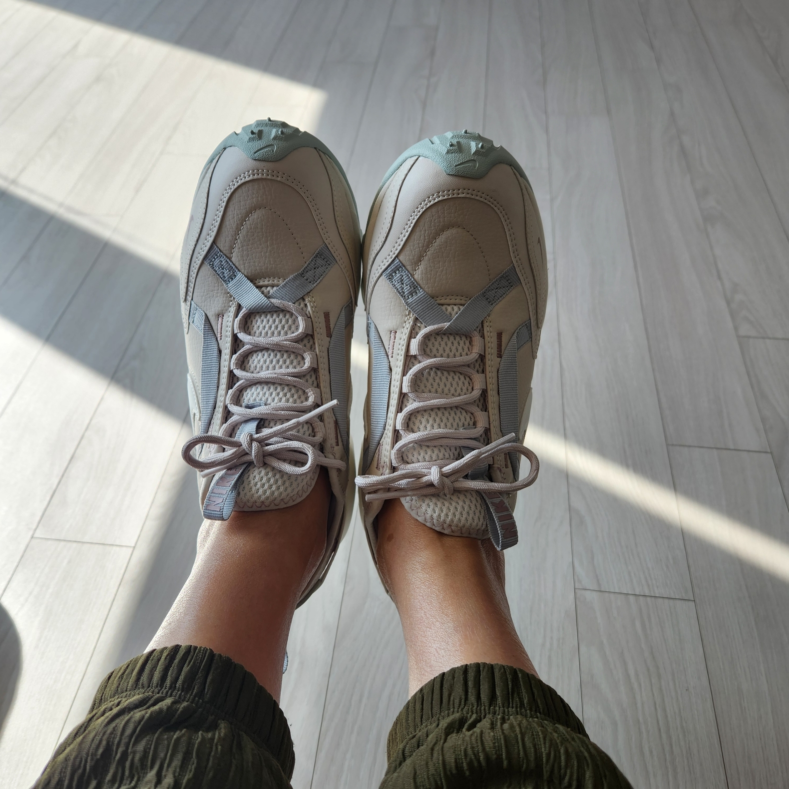 (W) Nike TC 7900 Sail Light Orewood Brown 착용 스타일