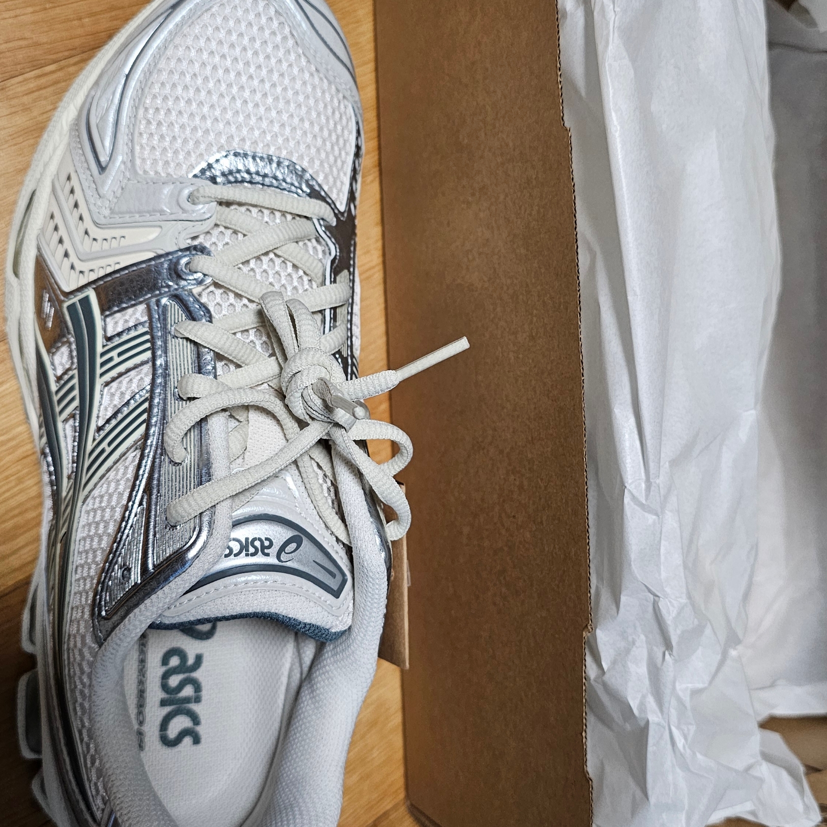 Asics Gel-Kayano 14 Birch Dark Pewter 착용 스타일