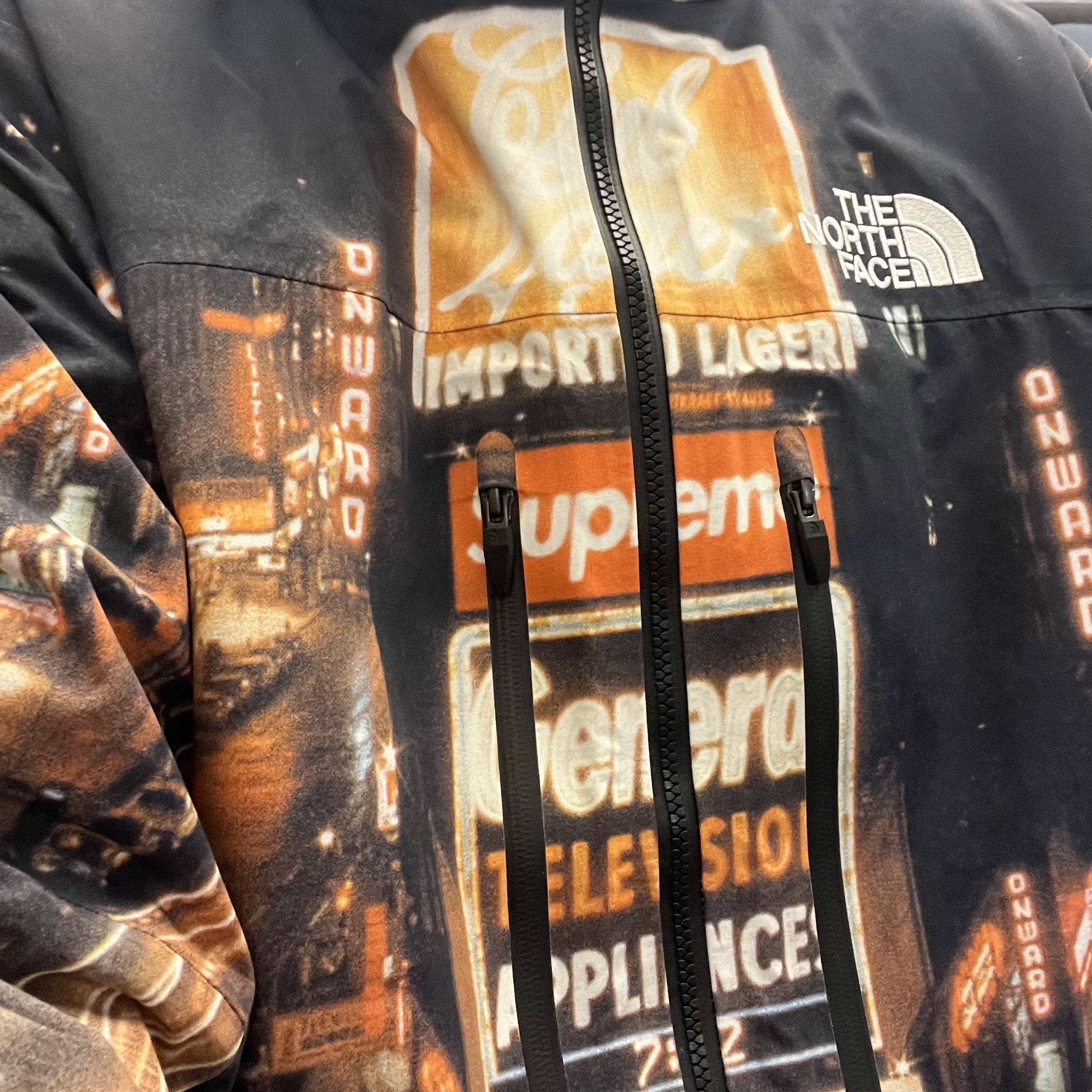 Supreme x The North Face Taped Seam Shell Jacket Times Square - 22FW 착용 스타일 - 2