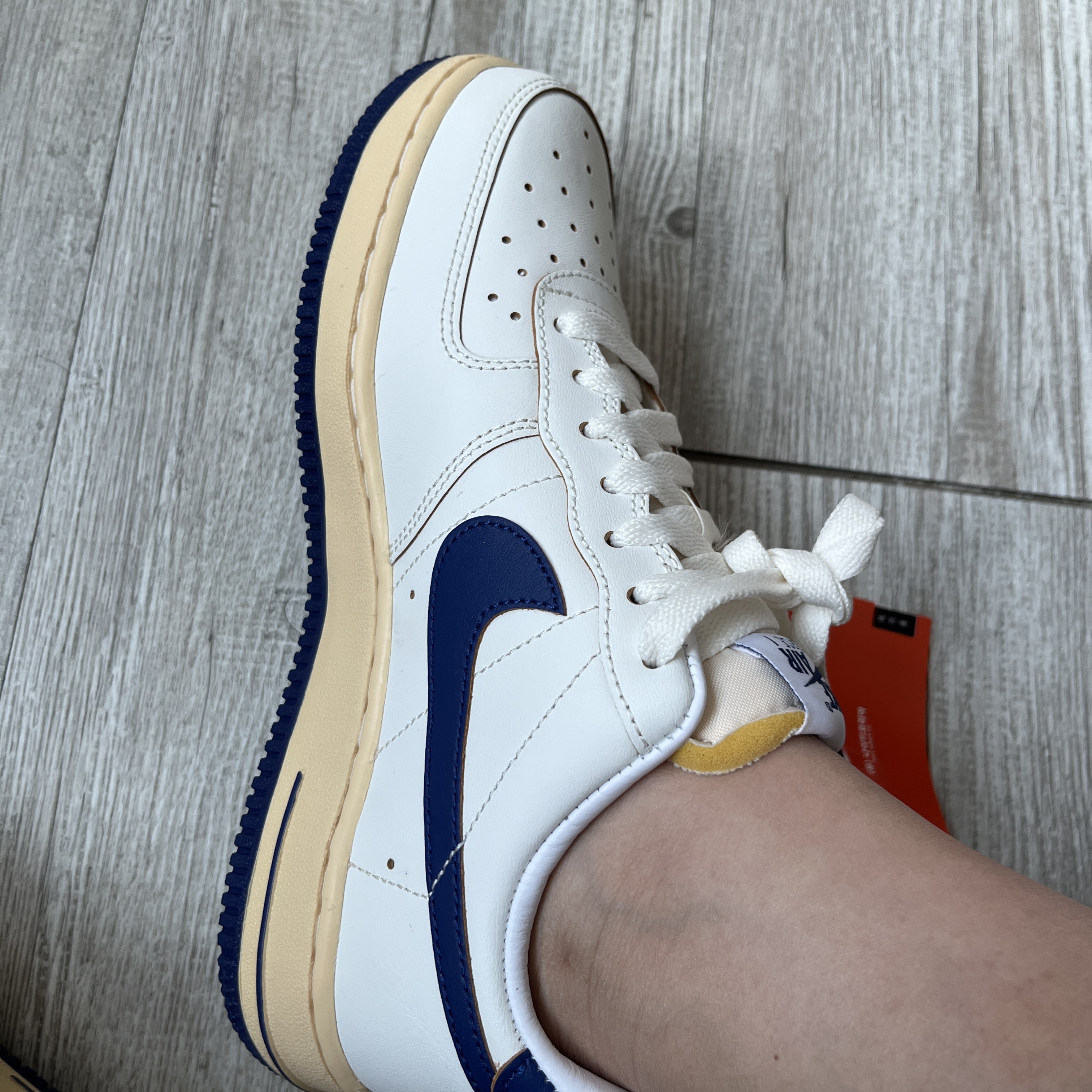 (W) Nike Air Force 1 '07 Sail Pale Vanilla 착용 스타일 - 2