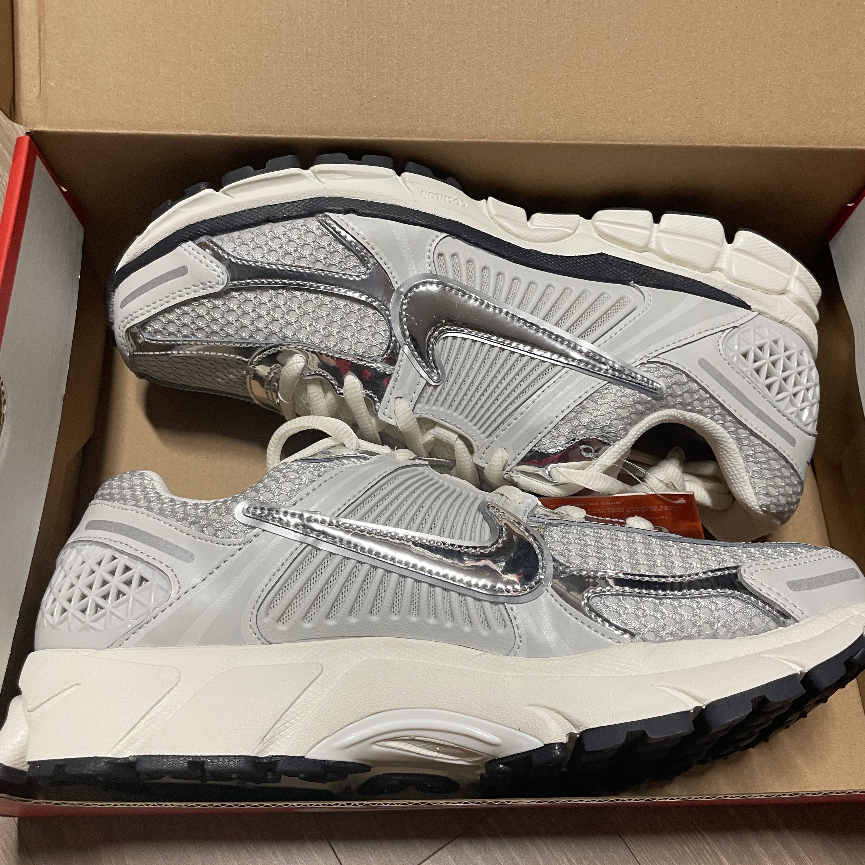 Nike Zoom Vomero 5 Photon Dust Gridiron 착용 스타일 - 1