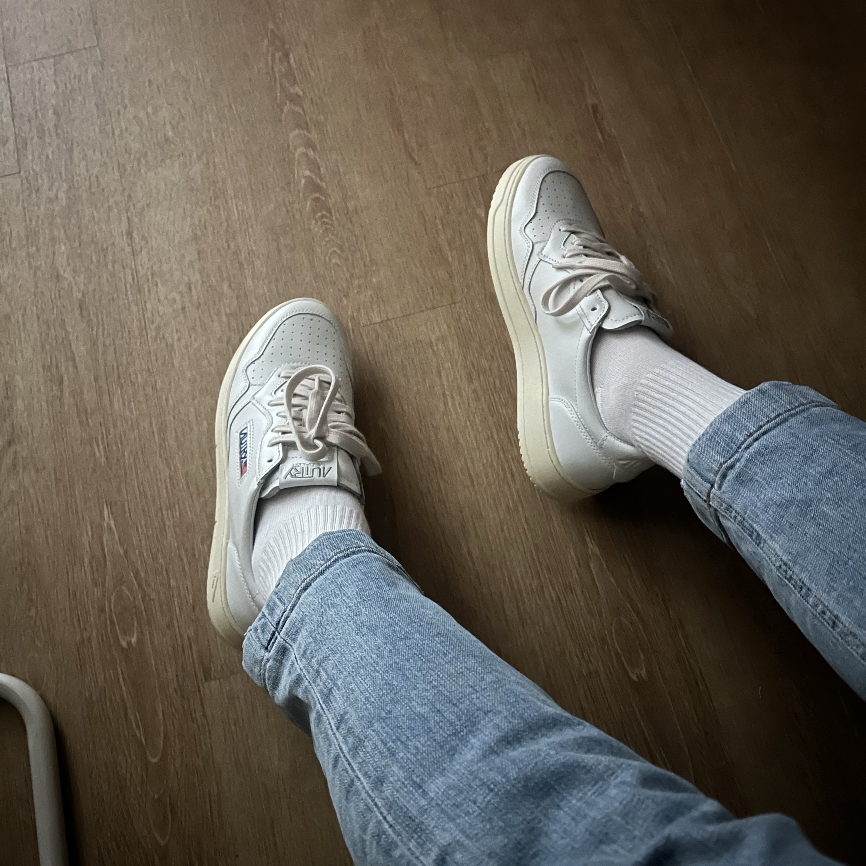 Autry Medalist Low Leather Sneakers White 착용 스타일 - 1