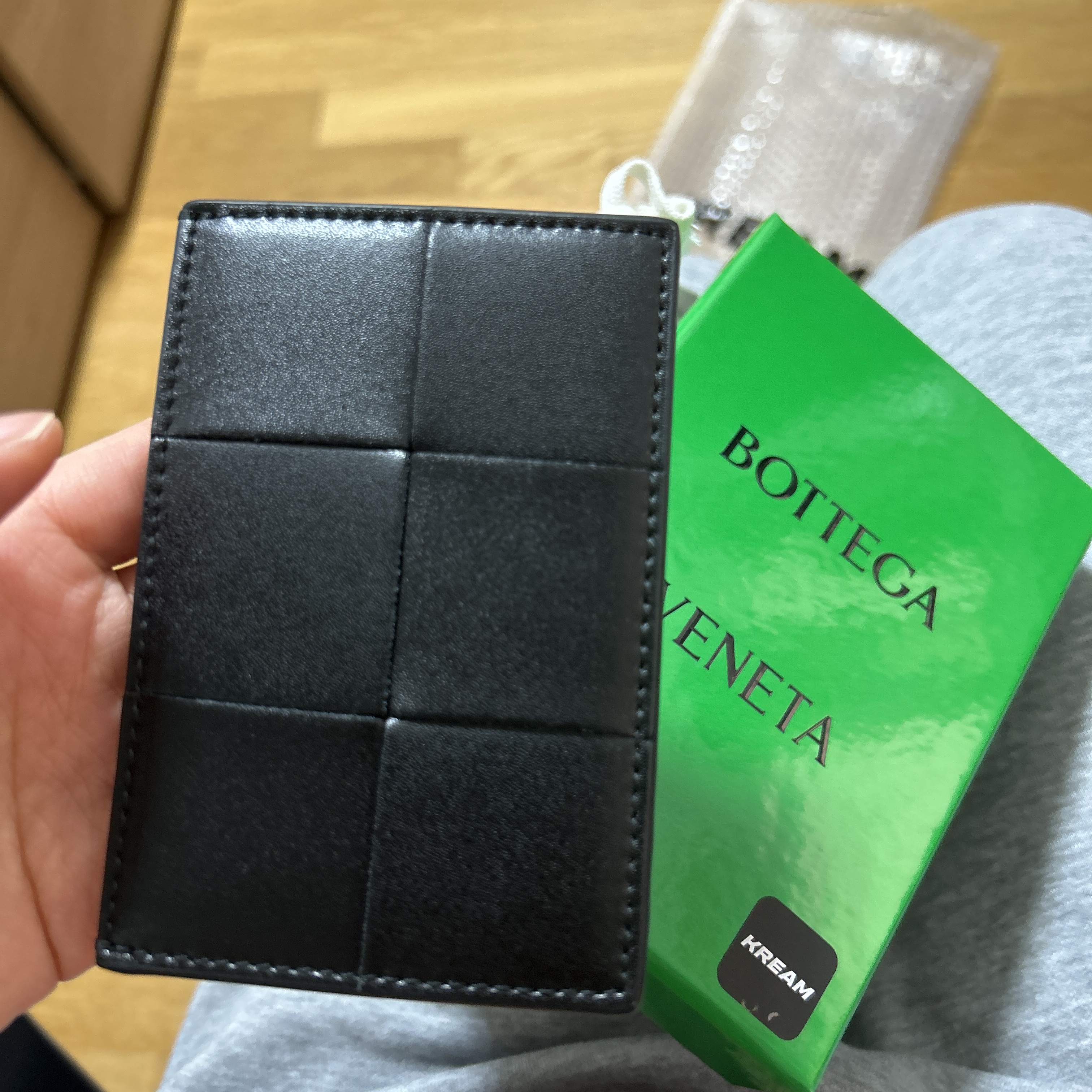 Bottega Veneta Credit Card Case Calfskin Black 착용 스타일
