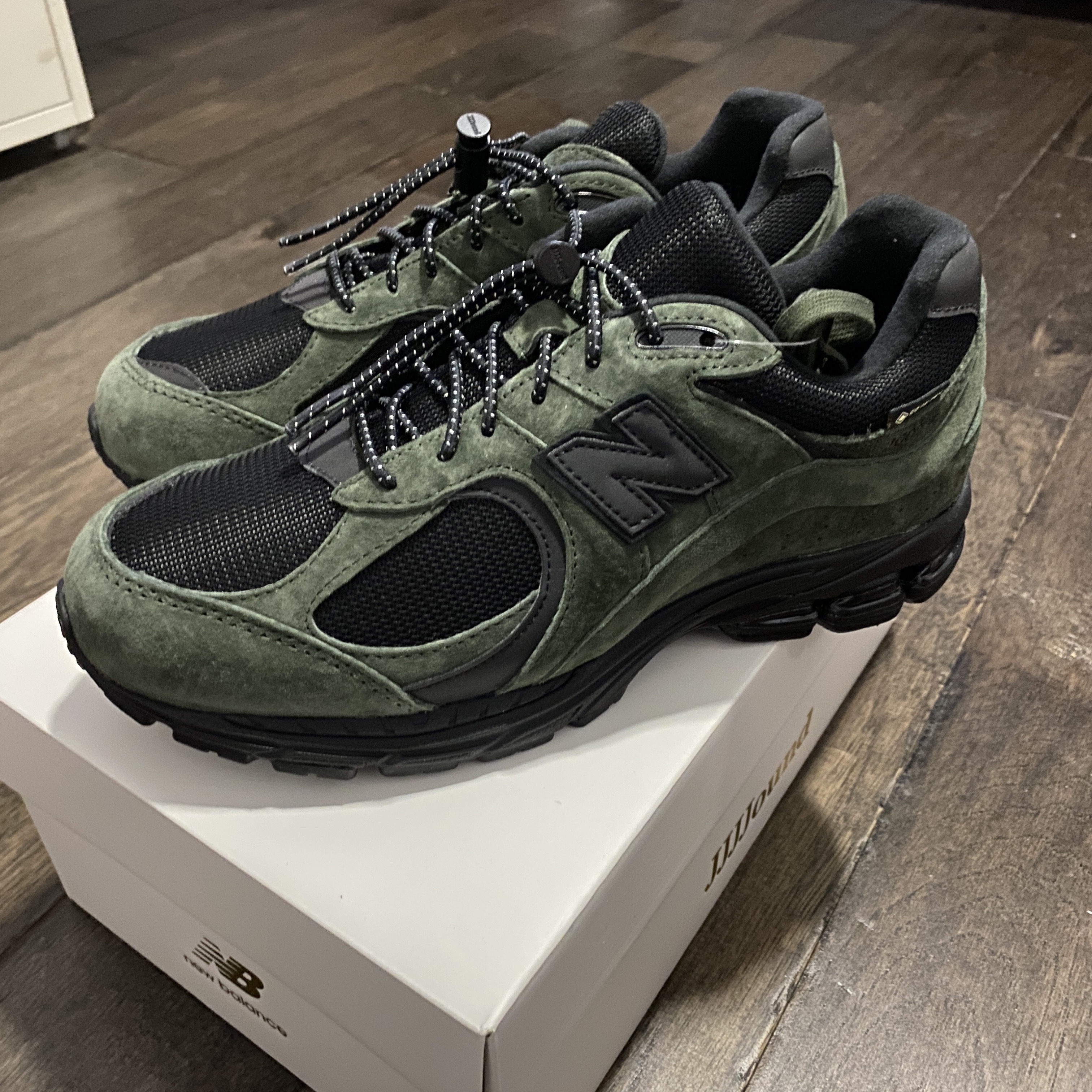 New Balance x JJJJound 2002R Gore-Tex Pine, New Balance x JJJJound 2002R Gore-Tex Charcoal 착용 스타일 - 2