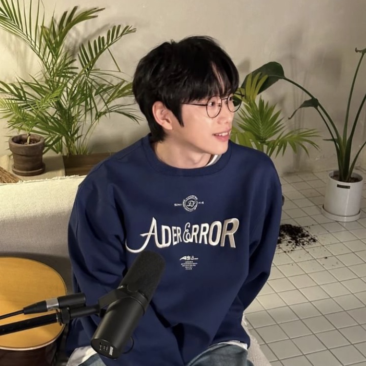 Ader Error Verif Logo Sweatshirt Navy 착용 스타일