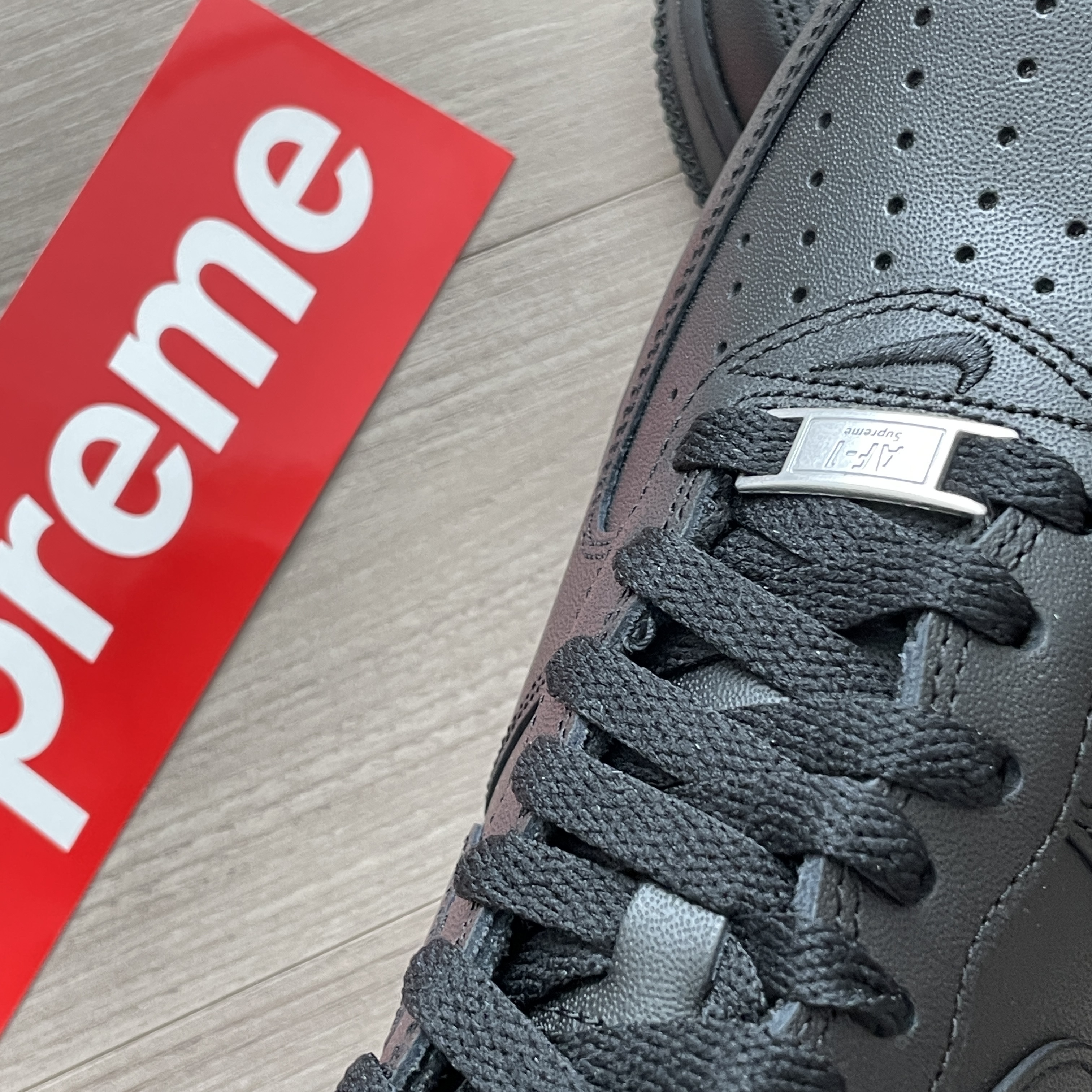 Nike x Supreme Air Force 1 Low Black 착용 스타일 - 4