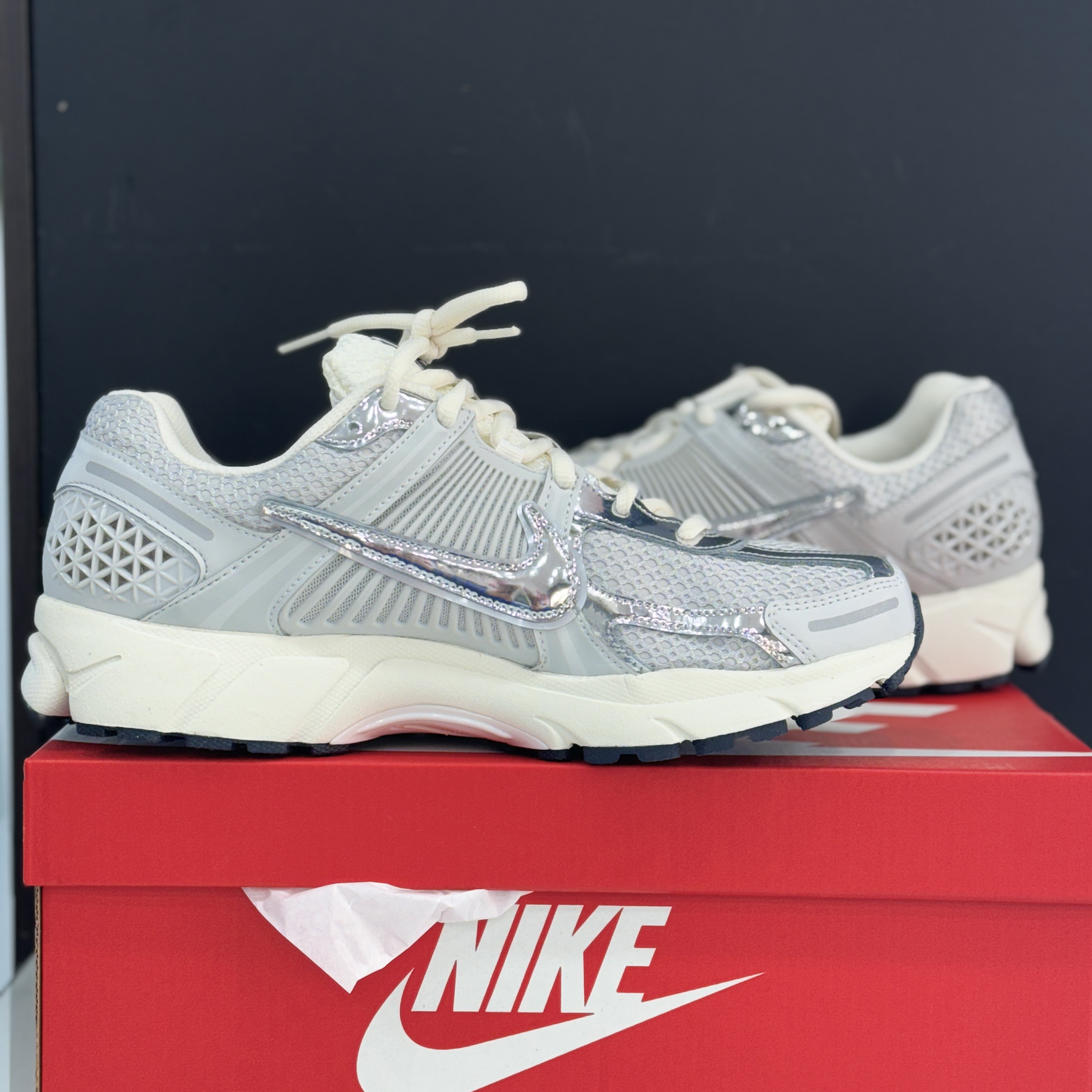 Nike Zoom Vomero 5 Photon Dust Gridiron 착용 스타일 - 2