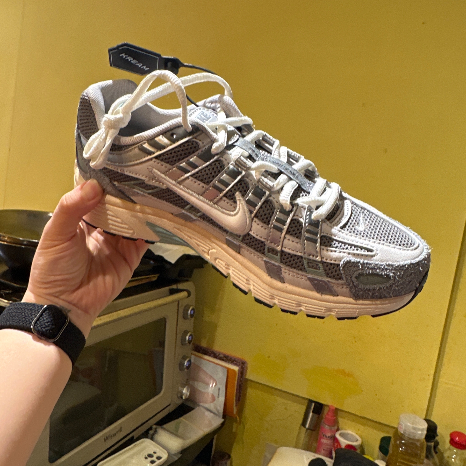 Nike P-6000 Flat Pewter Light Iron Ore 착용 스타일