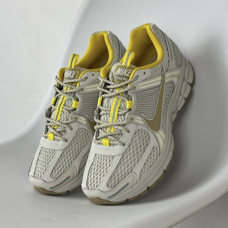(W) Nike Zoom Vomero 5 Light Bone 착용 스타일