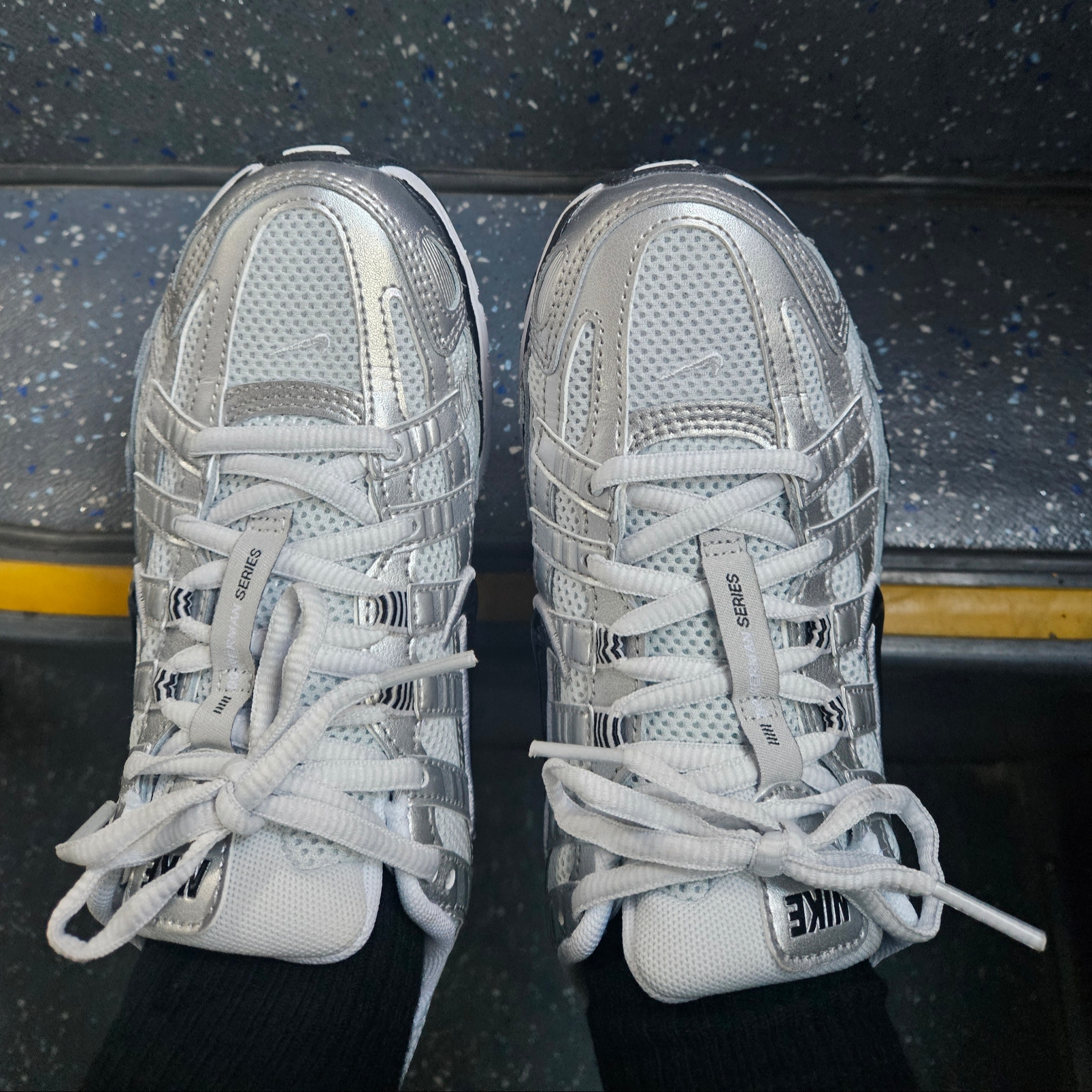 (W) Nike P-6000 White Metallic Silver 착용 스타일