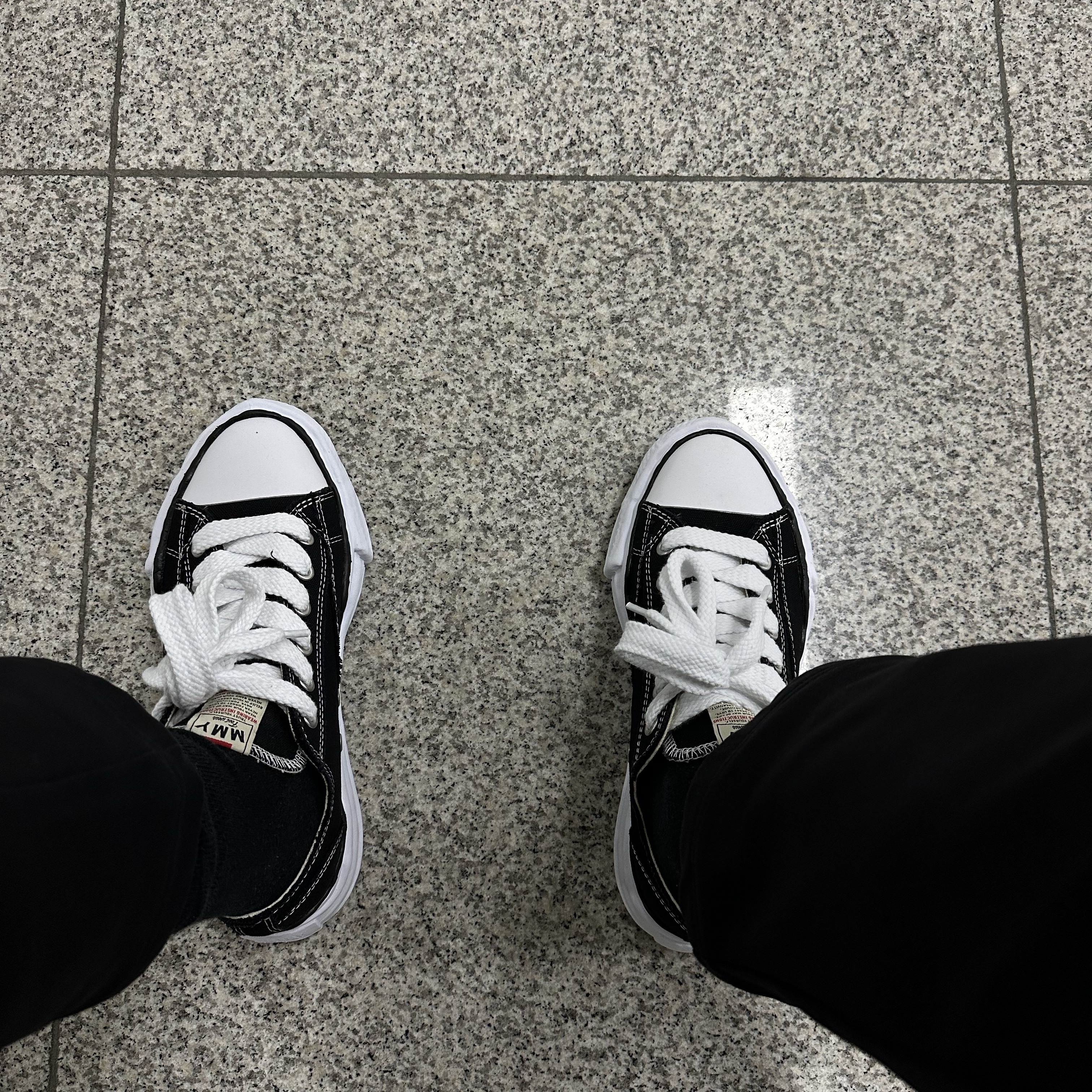 Maison Mihara Yasuhiro Peterson OG Sole Canvas Low Sneakers Black, Maison Mihara Yasuhiro Baker OG Sole Canvas Low Cut Sneakers White 착용 스타일 - 1