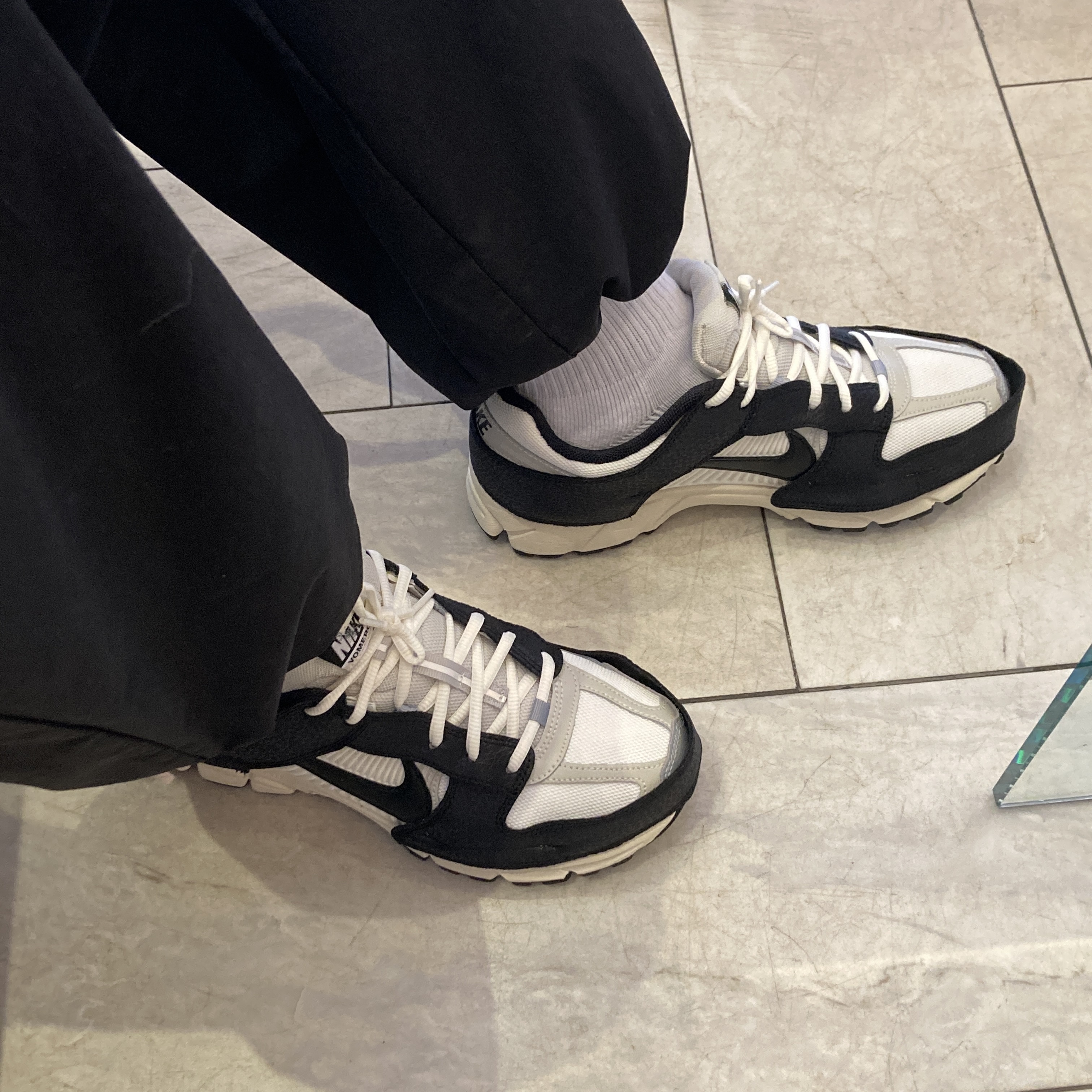 (W) Nike Zoom Vomero 5 Wolf Grey and Black 착용 스타일