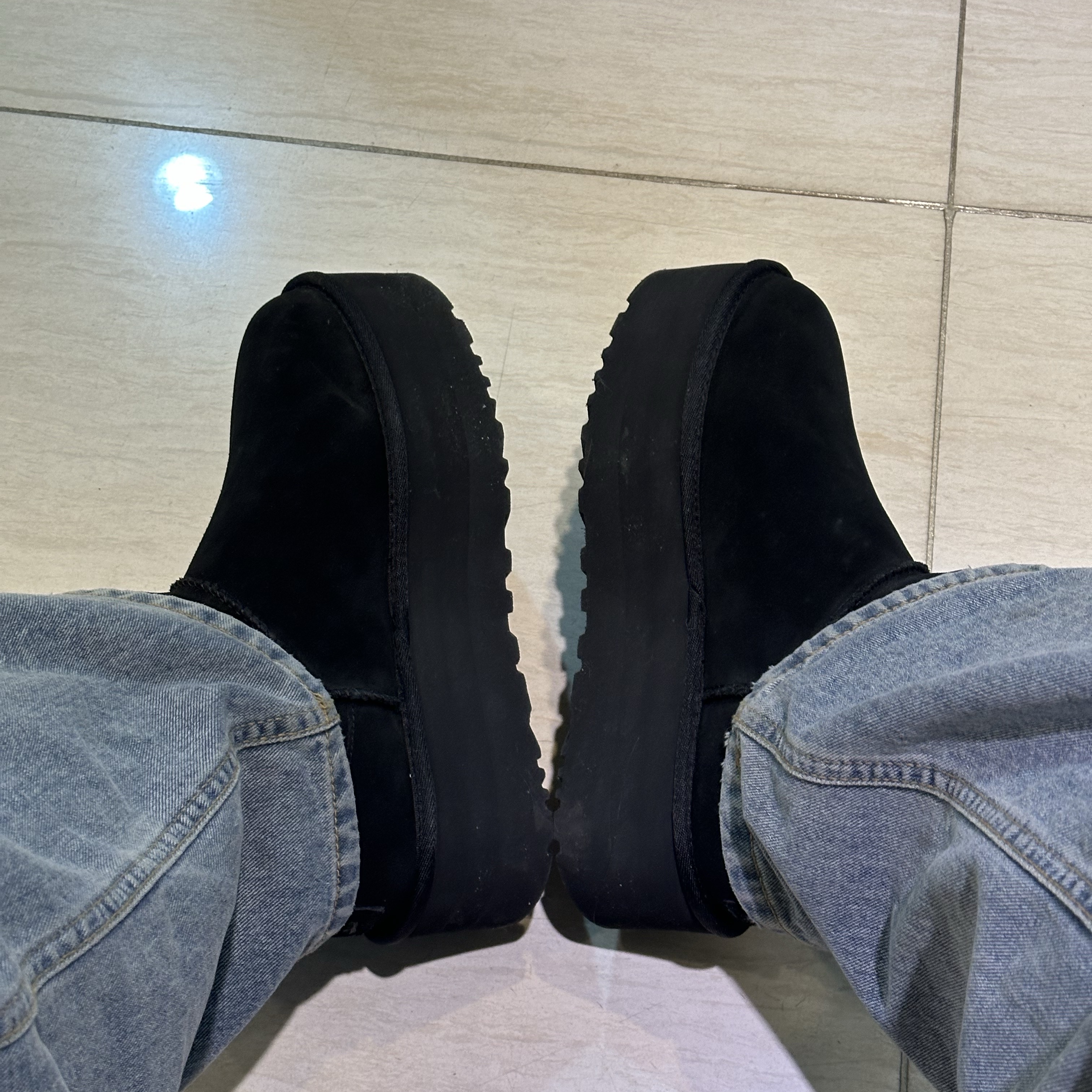 (W) UGG Classic Ultra Mini Platform Boots Black 착용 스타일 - 1