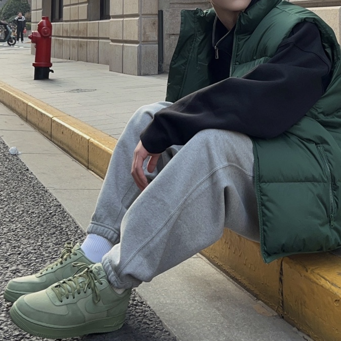 Nike Air Force 1 '07 LX Oil Green 착용 스타일