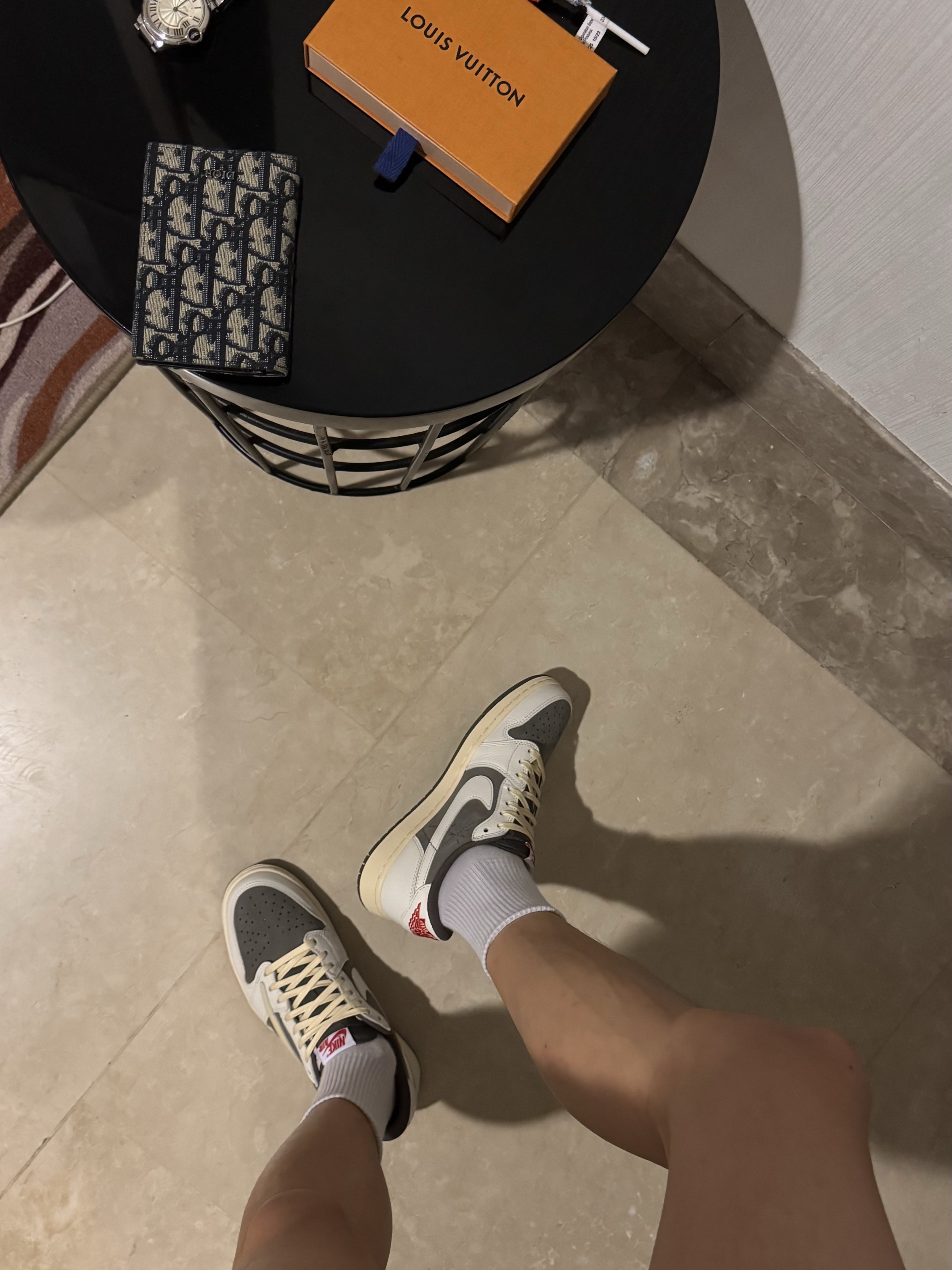 Jordan 1 x Travis Scott Retro Low OG SP Sail and Ridgerock 착용 스타일 - 2