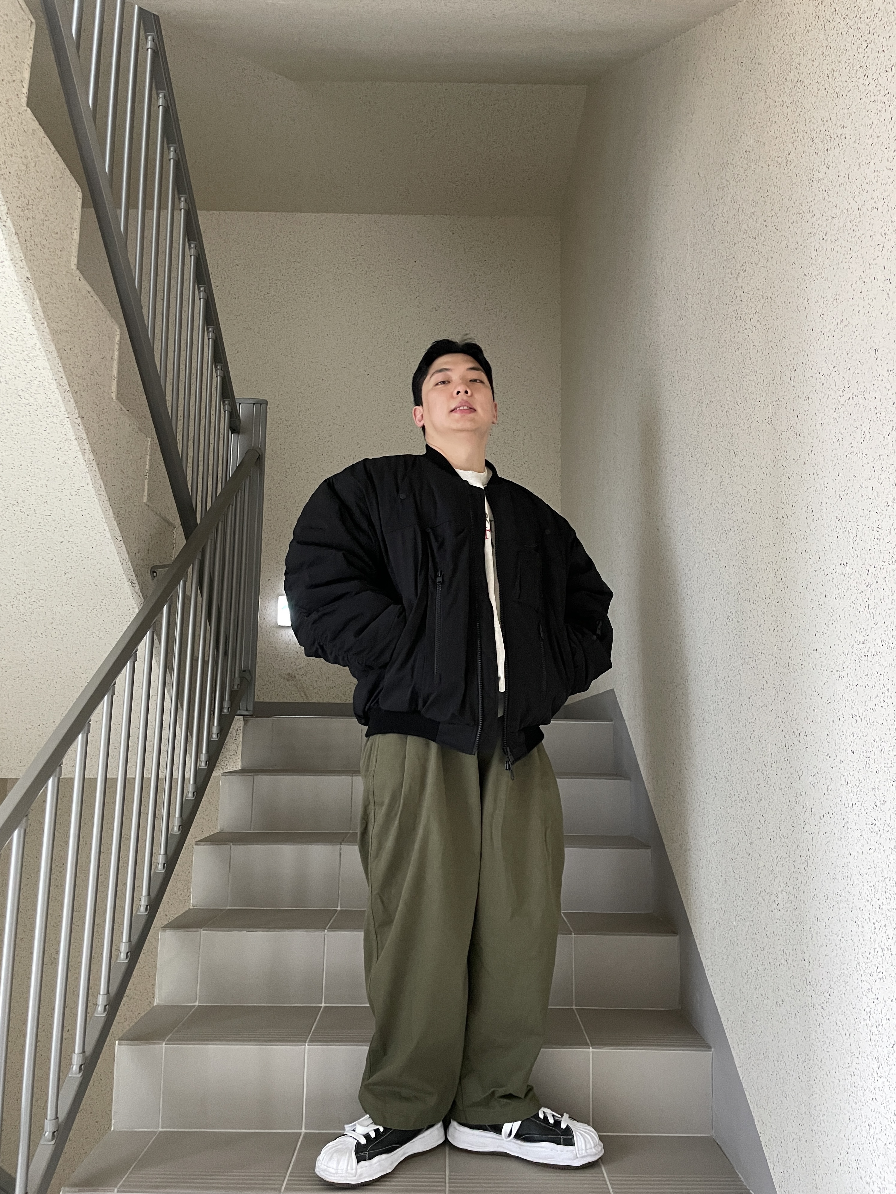 Maison Mihara Yasuhiro Blakey OG Sole Leather Low-top Sneakers Black 착용 스타일 - 2