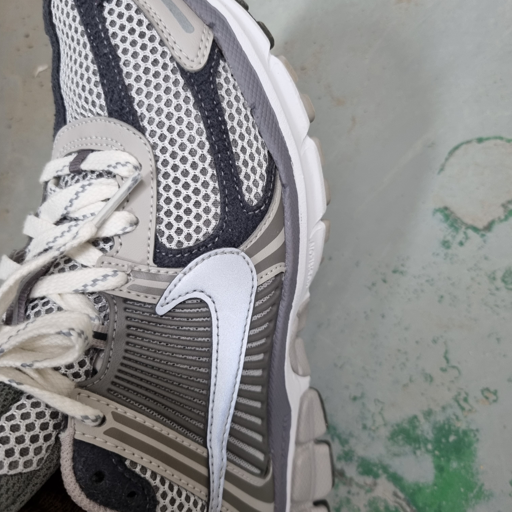 Nike Zoom Vomero 5 PRM Light Iron Ore and Flat Fewter 착용 스타일