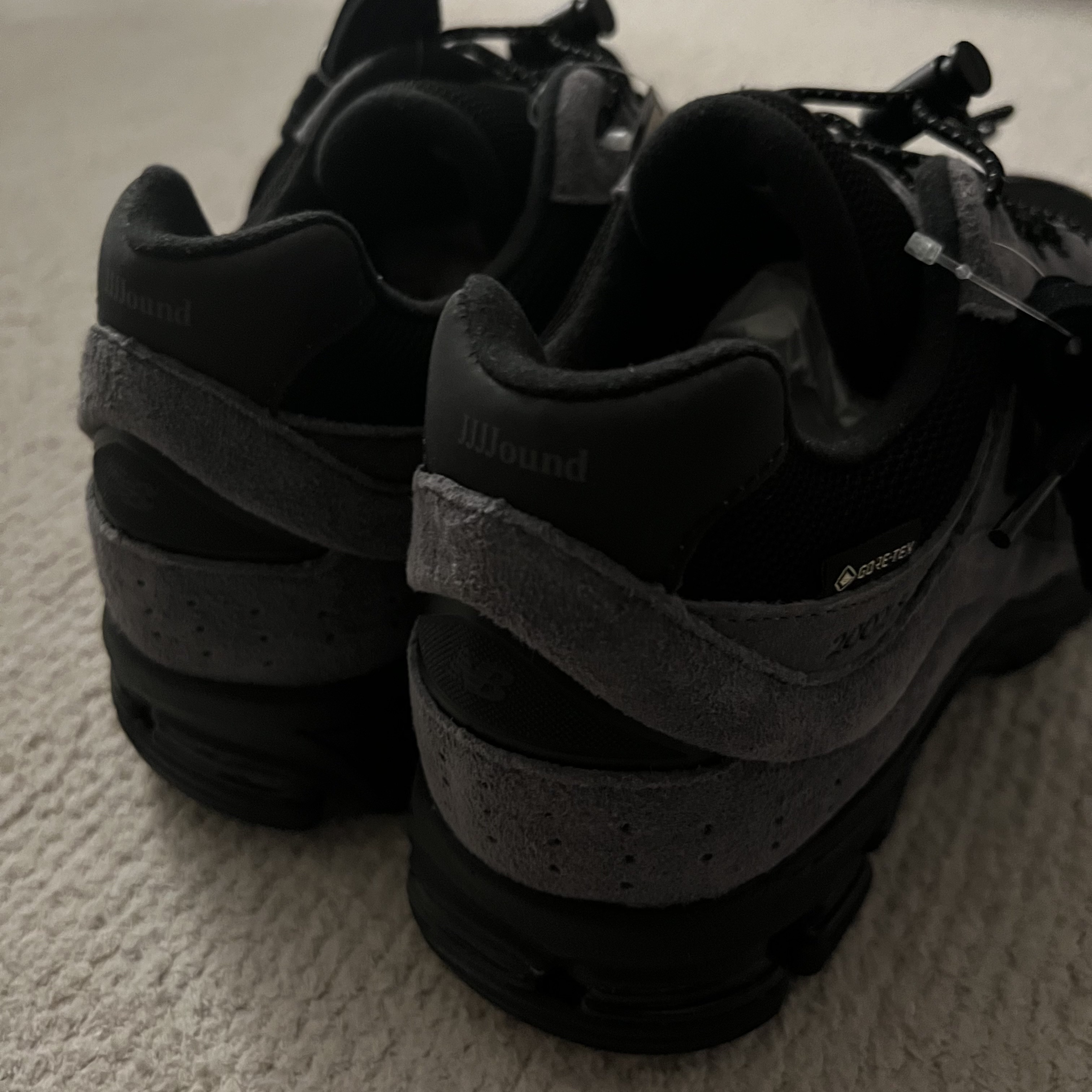 New Balance x JJJJound 2002R Gore-Tex Charcoal 착용 스타일 - 6