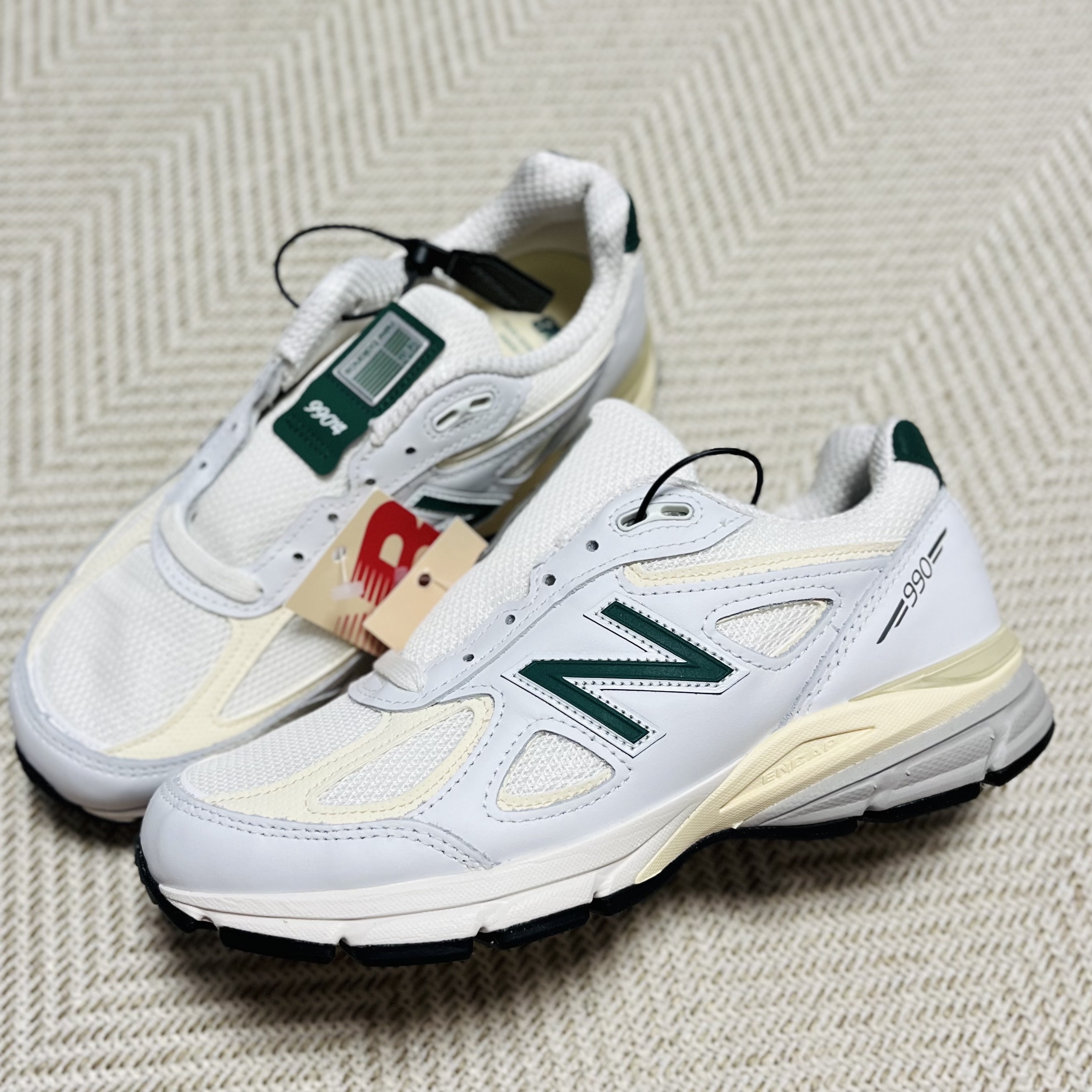 New Balance 990v4 Made in USA White Green 착용 스타일 - 2