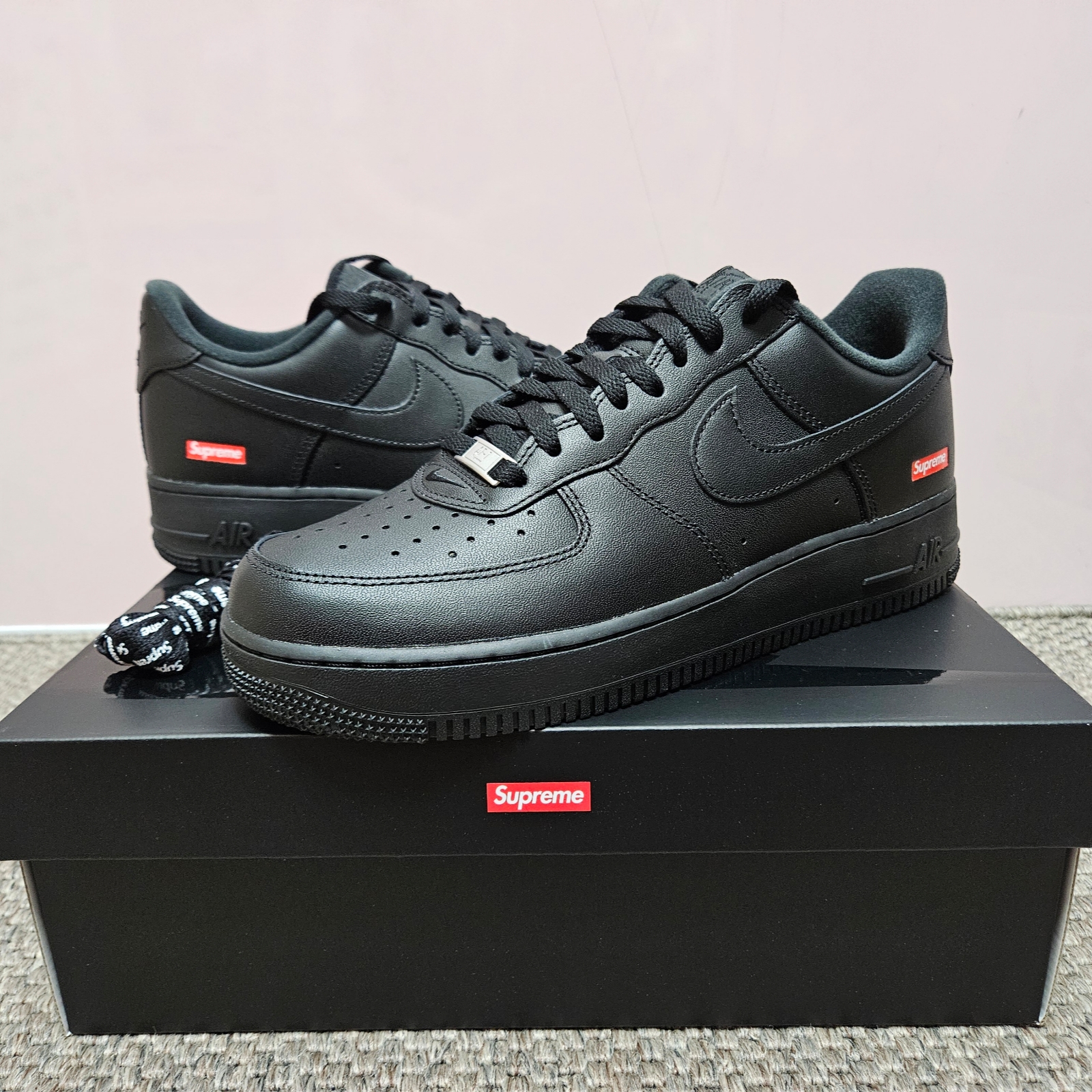 Nike x Supreme Air Force 1 Low Black 착용 스타일 - 2