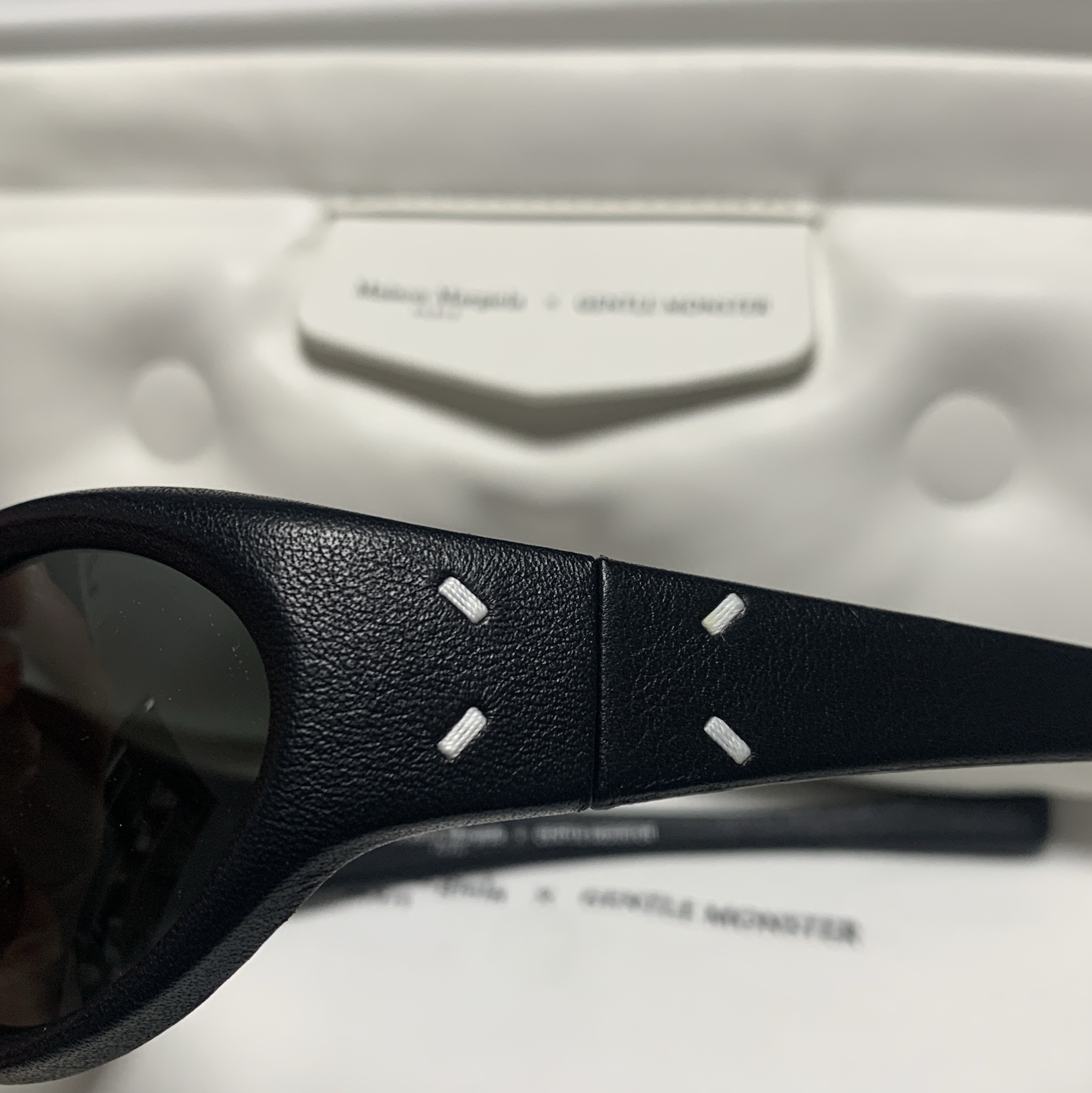 Gentle Monster x Maison Margiela MM104 Leather Black Blue 착용 스타일 - 2