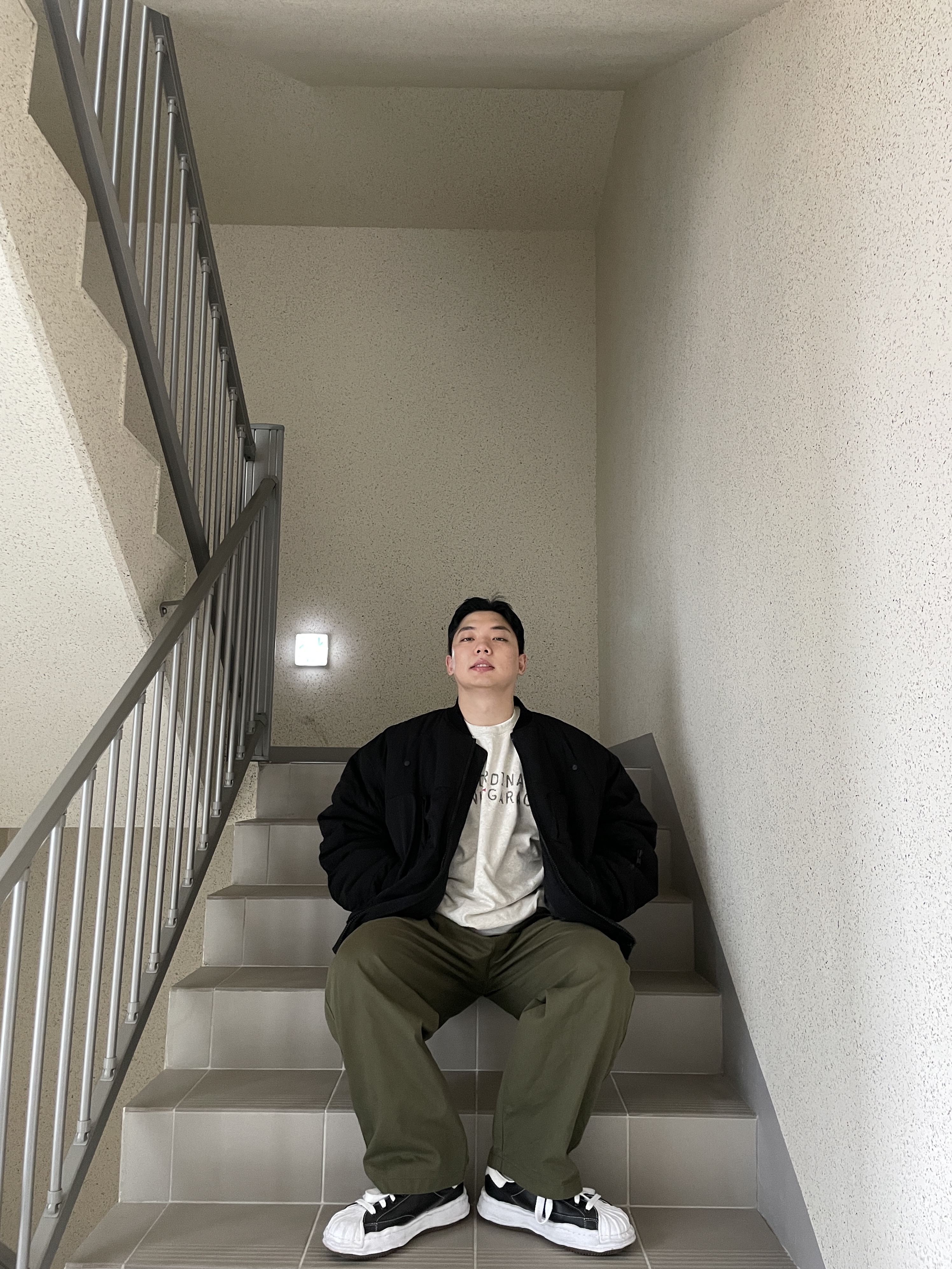Maison Mihara Yasuhiro Blakey OG Sole Leather Low-top Sneakers Black 착용 스타일 - 3