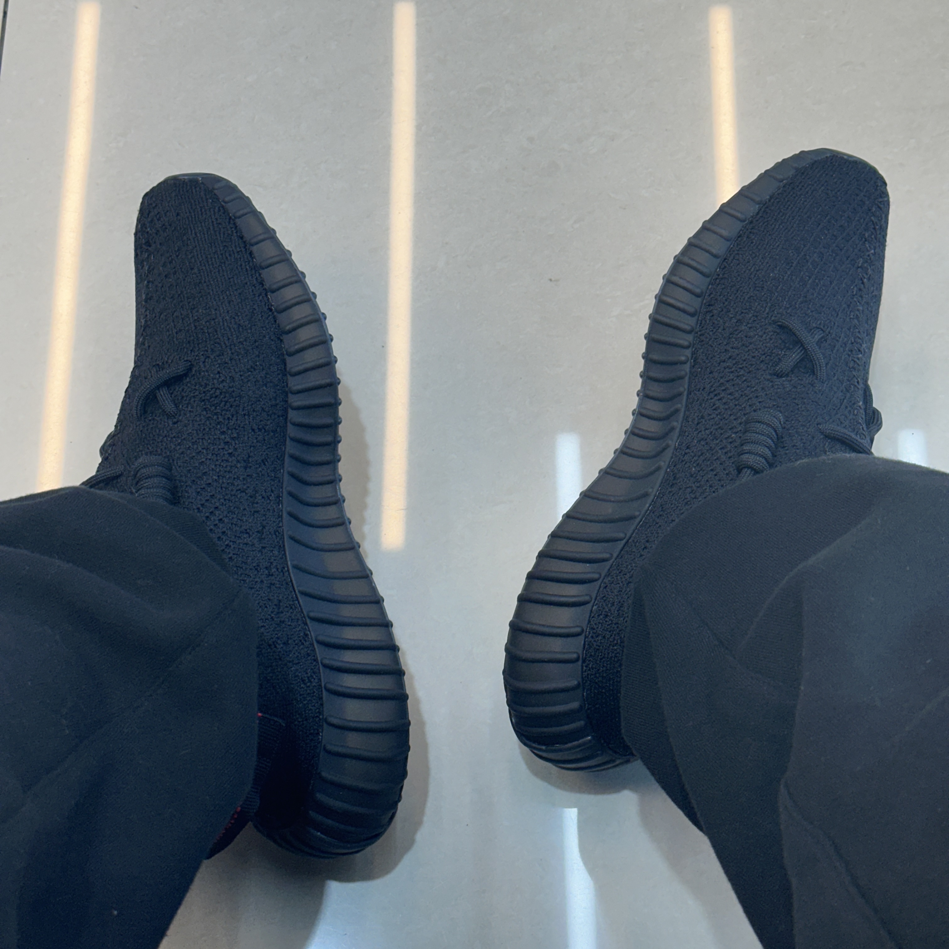 Adidas Yeezy Boost 350 V2 Black Red 2020 착용 스타일