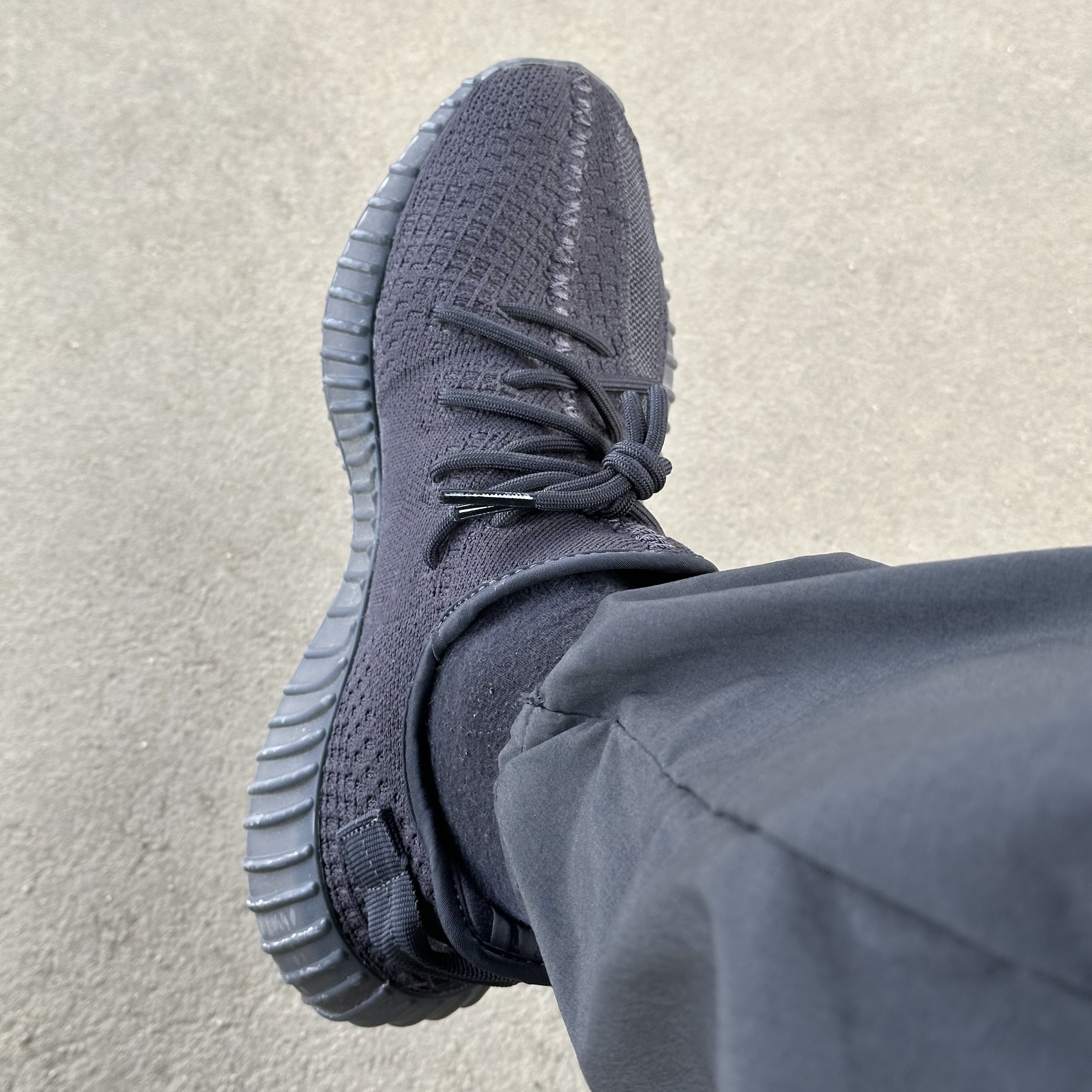 Adidas Yeezy Boost 350 V2 Onyx 착용 스타일 - 1