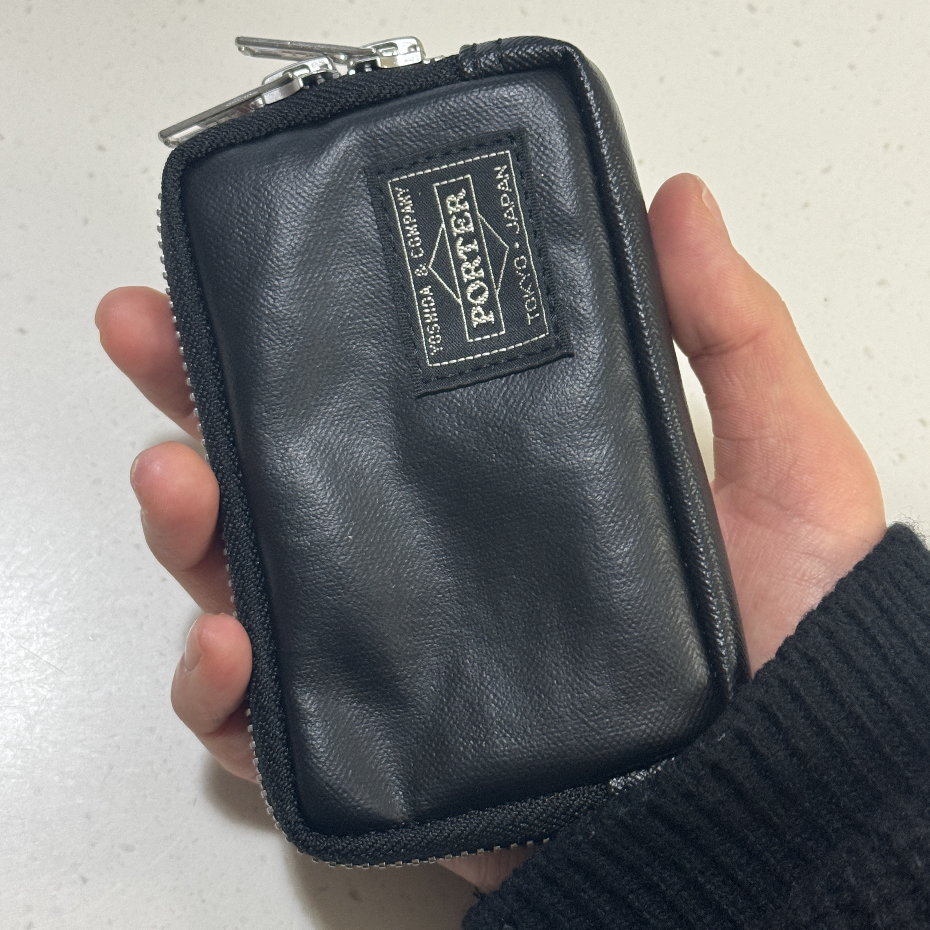Porter Freestyle Multi Coin Case Black 착용 스타일