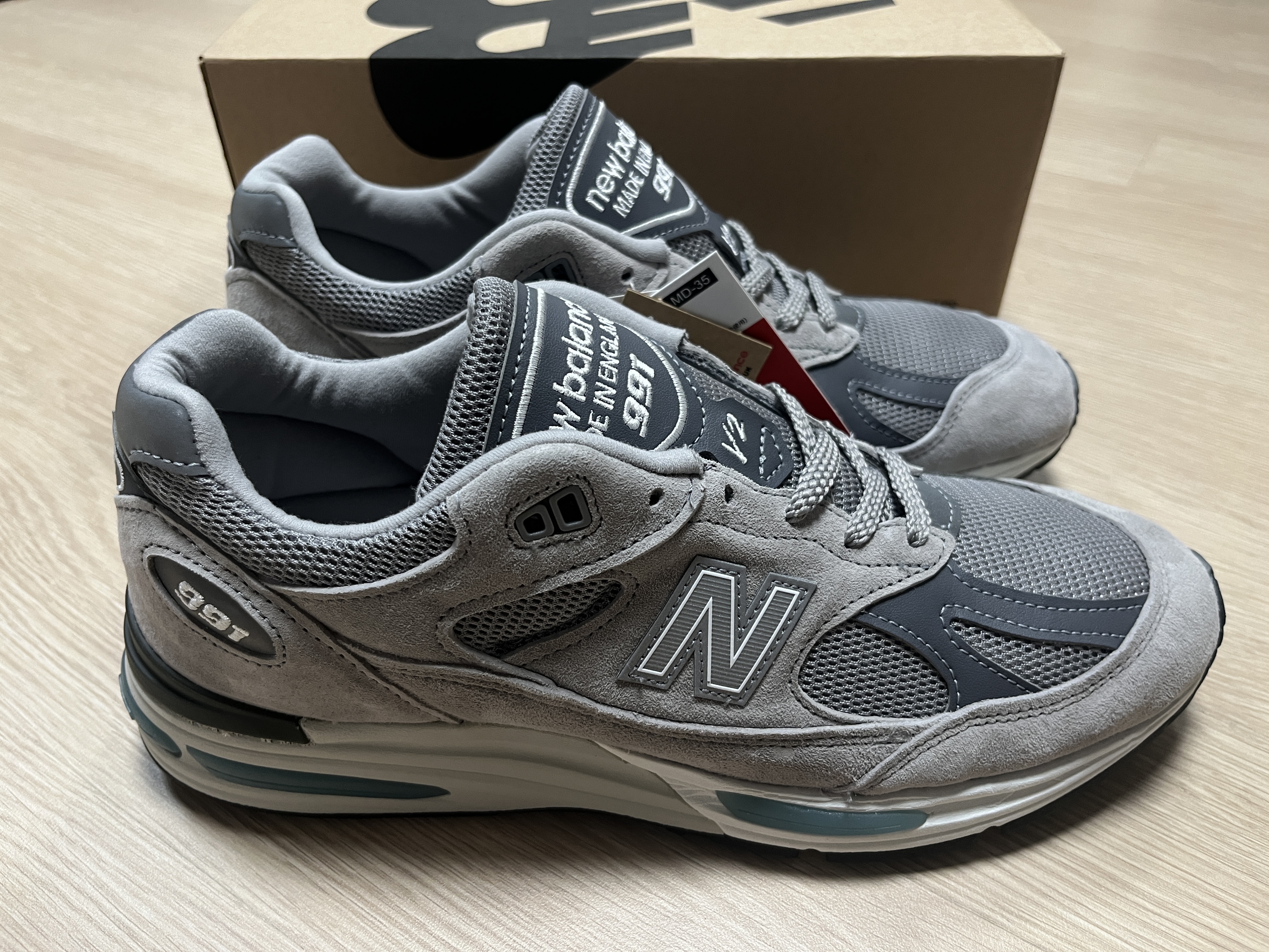 New Balance 991v2 Made in UK Rock Ridge Alloy Silver 착용 스타일 - 2