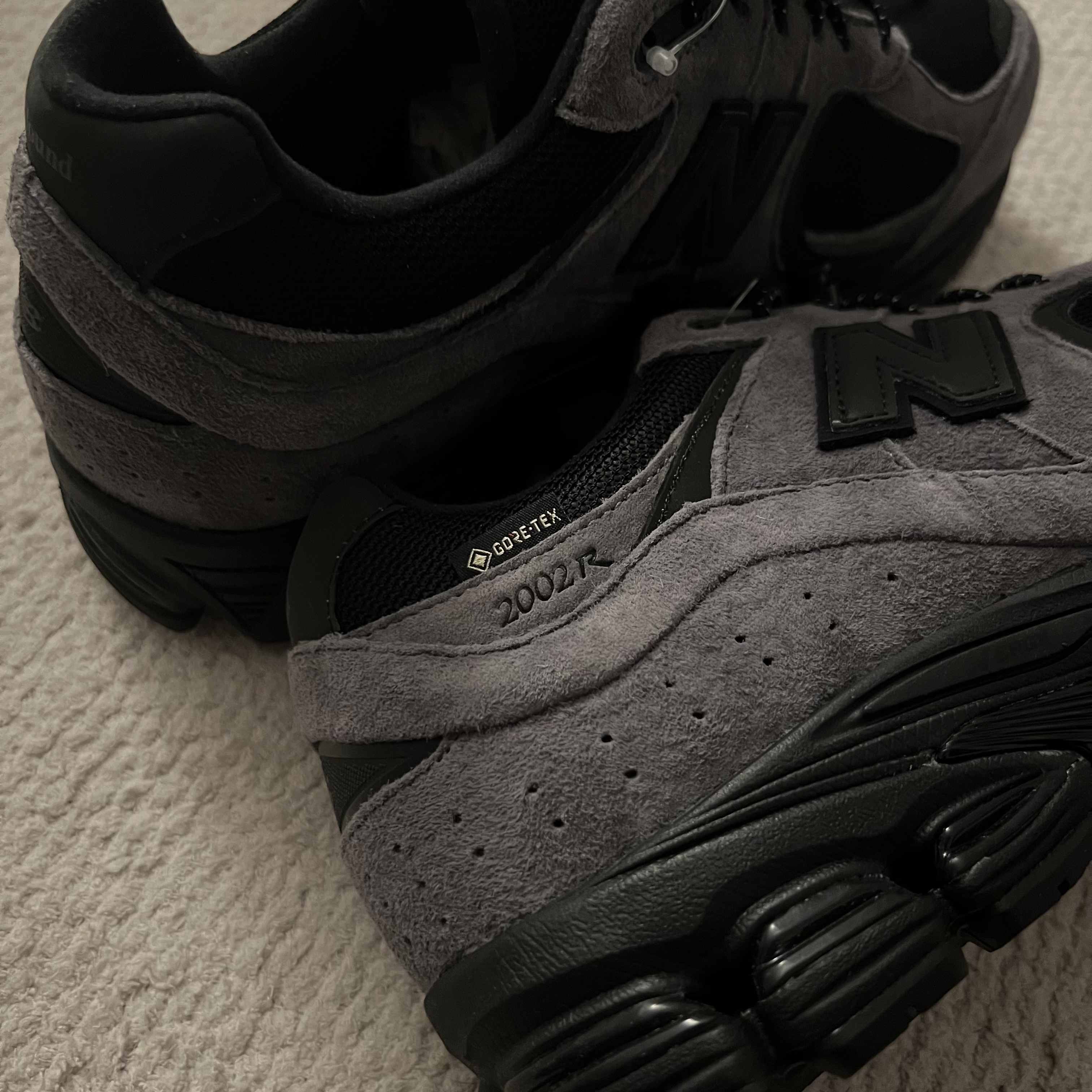 New Balance x JJJJound 2002R Gore-Tex Charcoal 착용 스타일 - 4