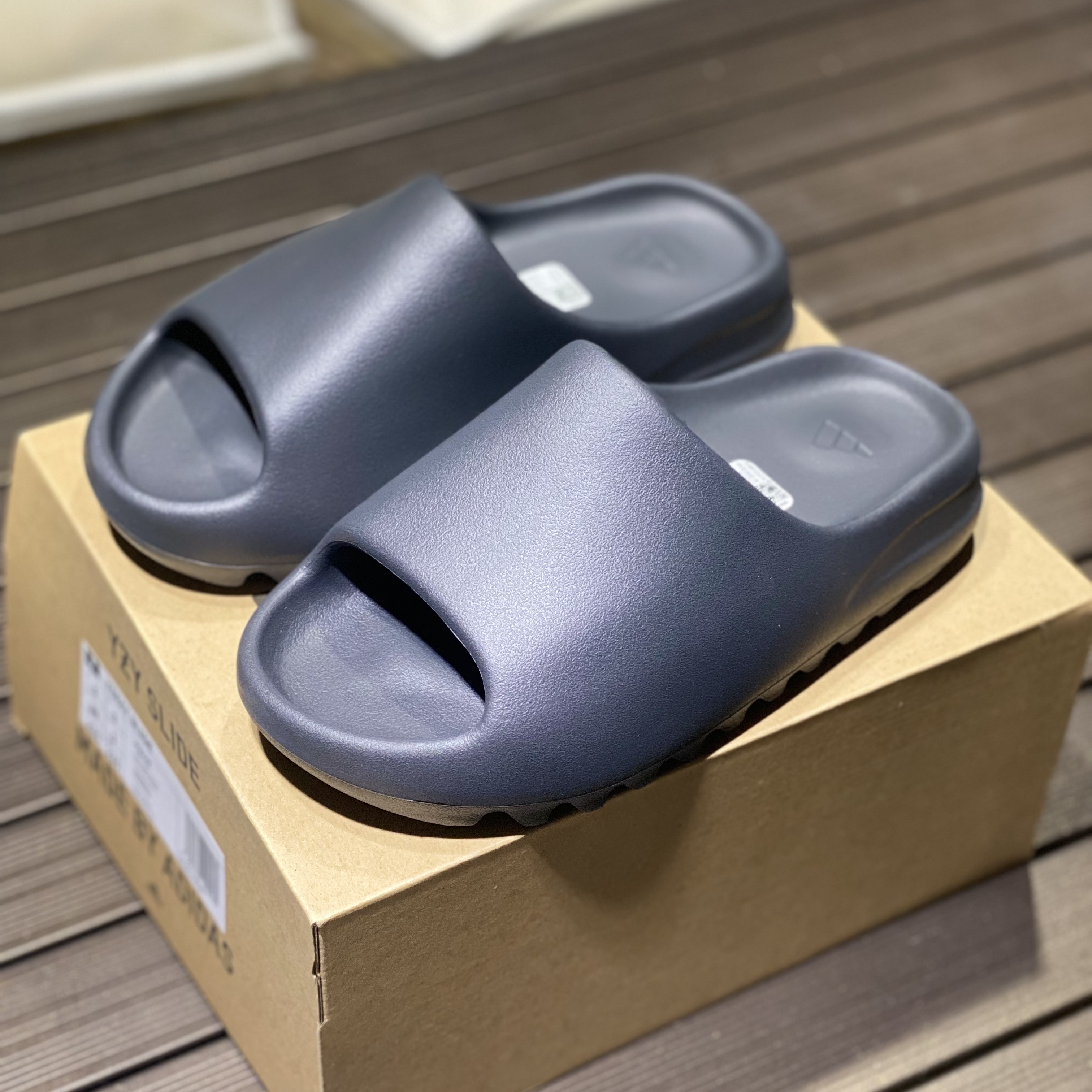 Adidas Yeezy Slide Onyx 착용 스타일 - 2