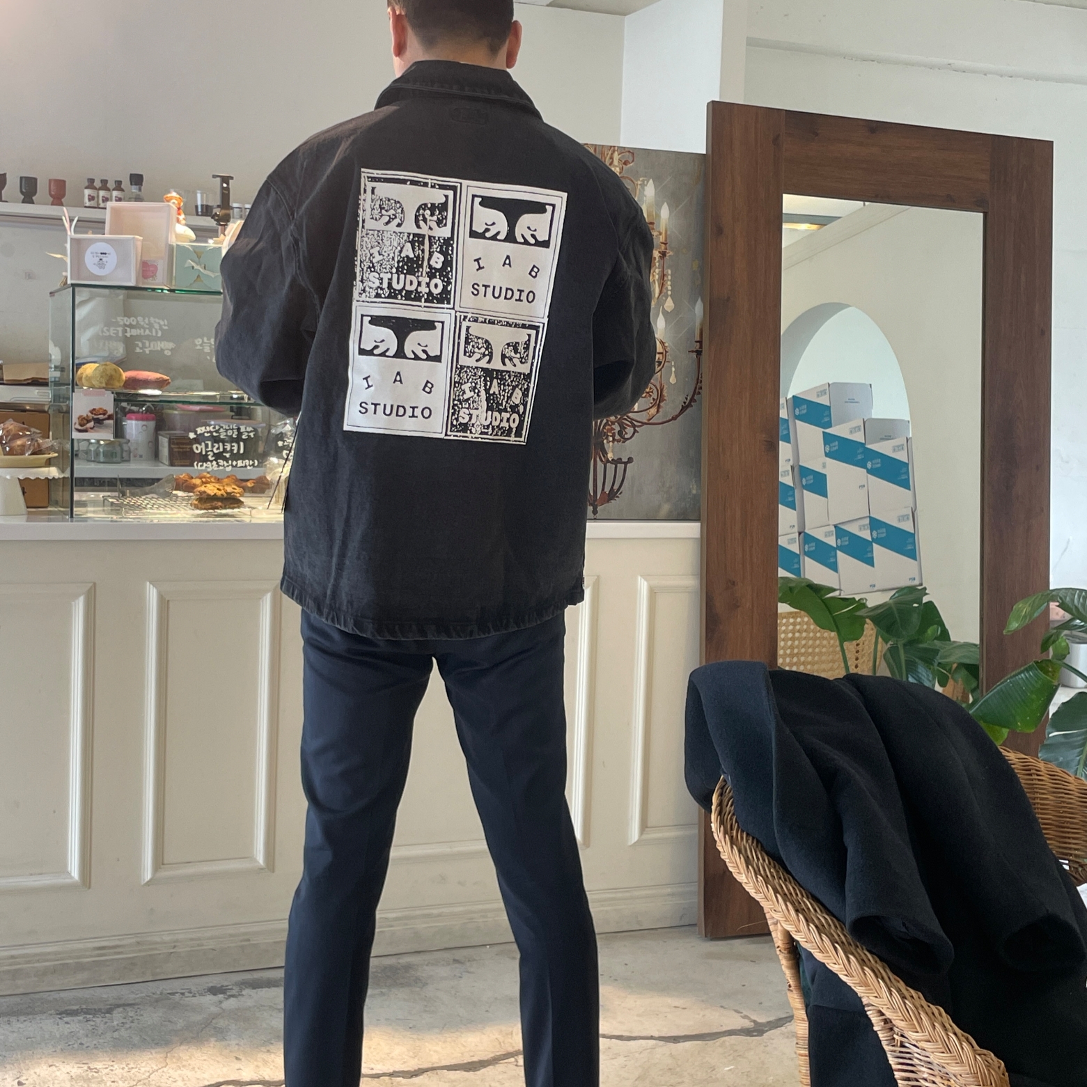 IAB Studio x Obey Painters Shirt Jacket Dusty Black 착용 스타일