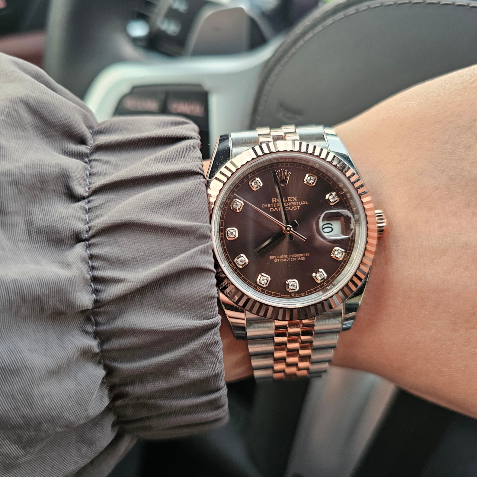 Rolex Datejust 41mm 126331 Chocolate Diamond-Set Jubilee 착용 스타일 - 3