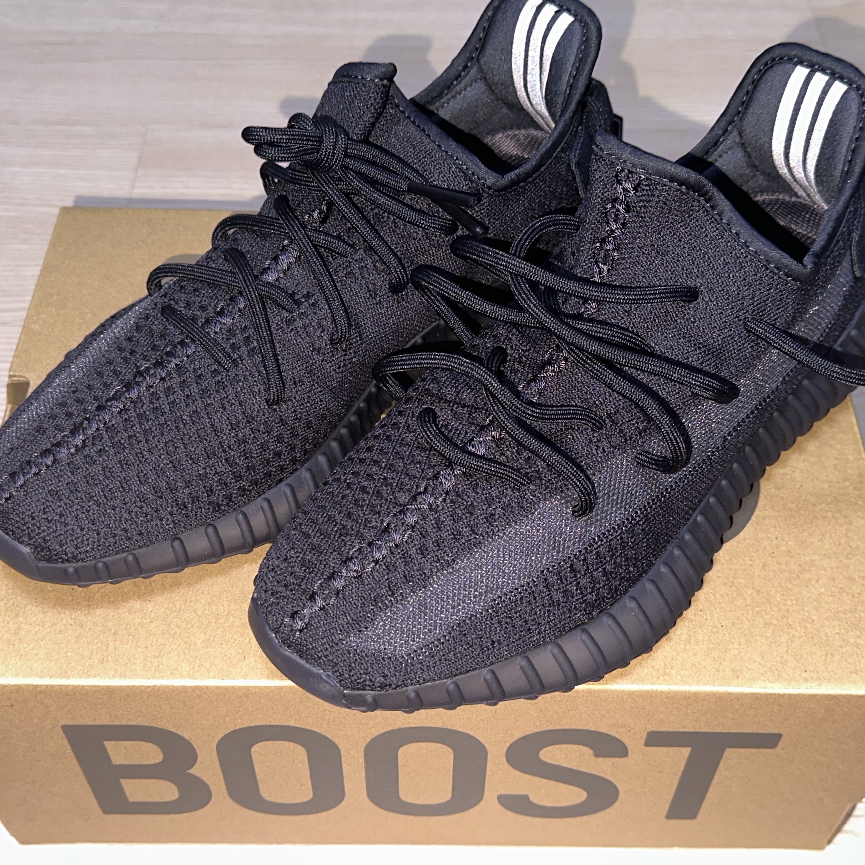 Adidas Yeezy Boost 350 V2 Onyx 착용 스타일 - 2