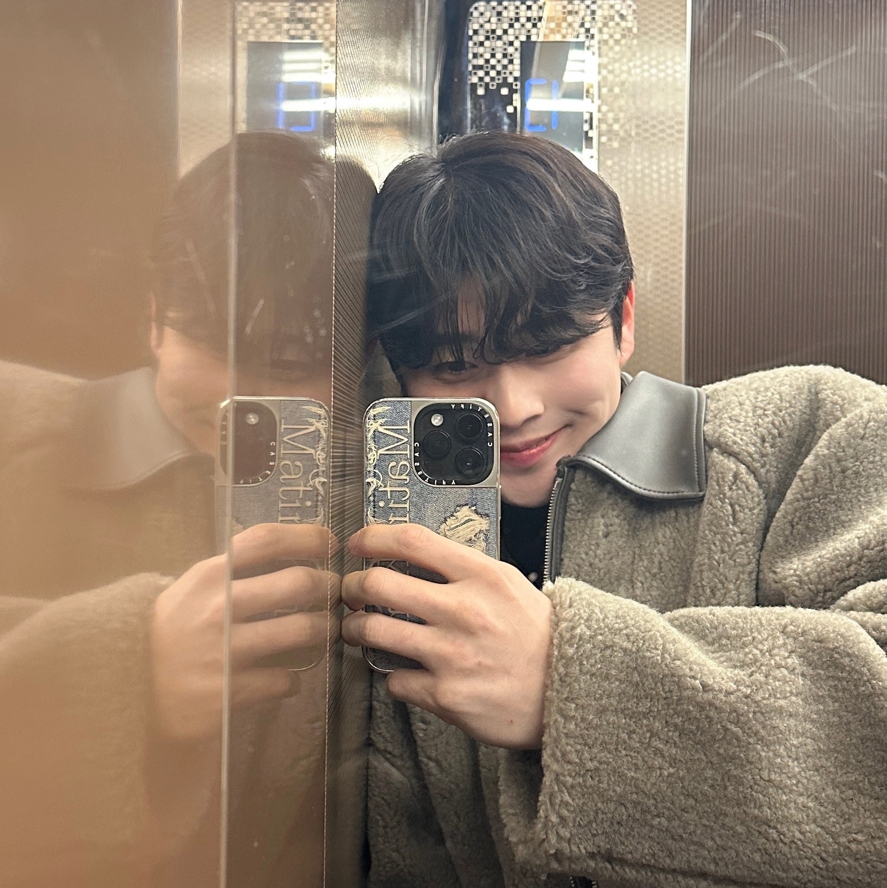 Casetify x Matin Kim iPhone Destroyed Denim Magsafe Mirror Case Silver 착용 스타일 - 2