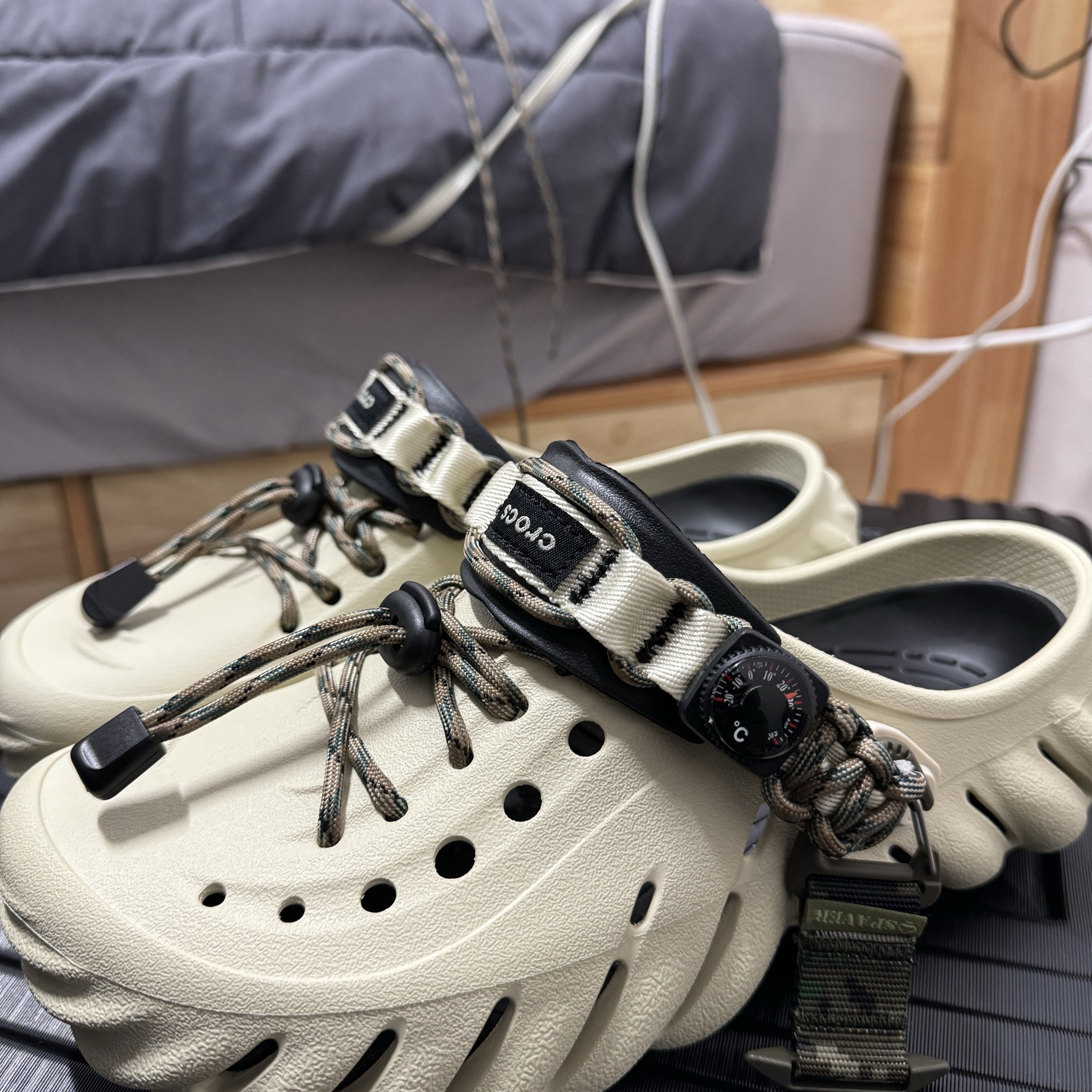 Crocs Echo Clog Bone Black 착용 스타일 - 3