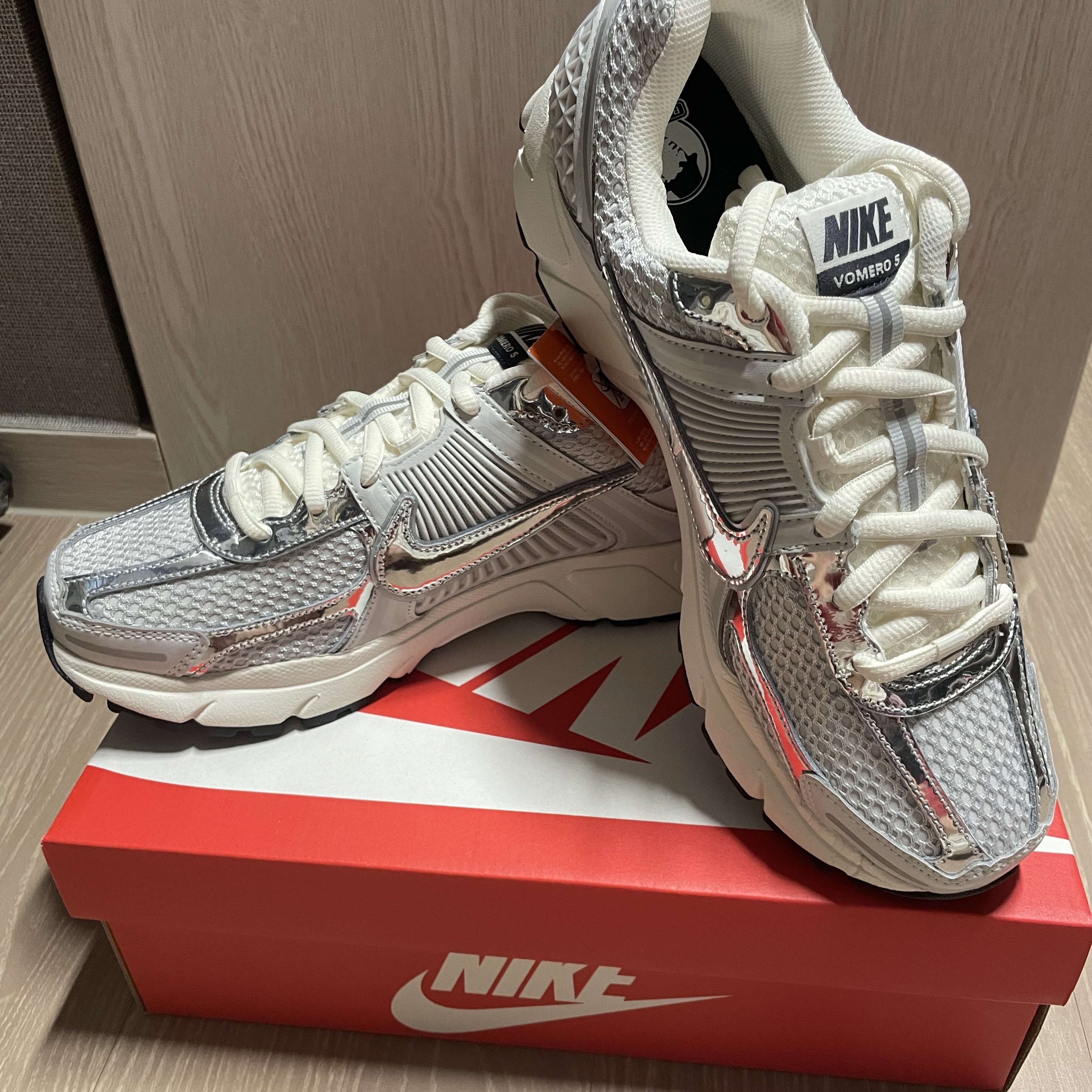 Nike Zoom Vomero 5 Photon Dust Gridiron 착용 스타일 - 2