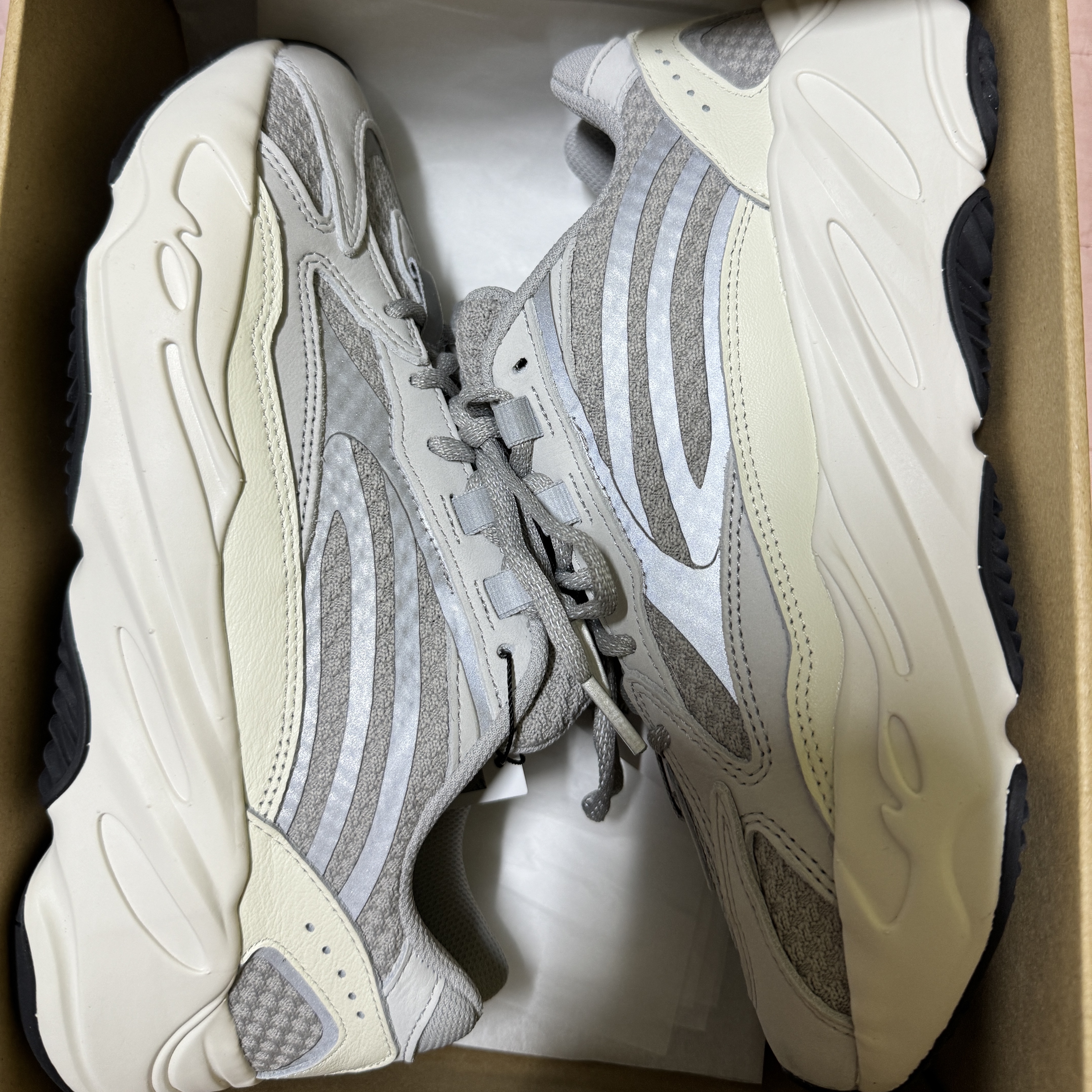 Adidas Yeezy Boost 700 V2 Static 2022 착용 스타일