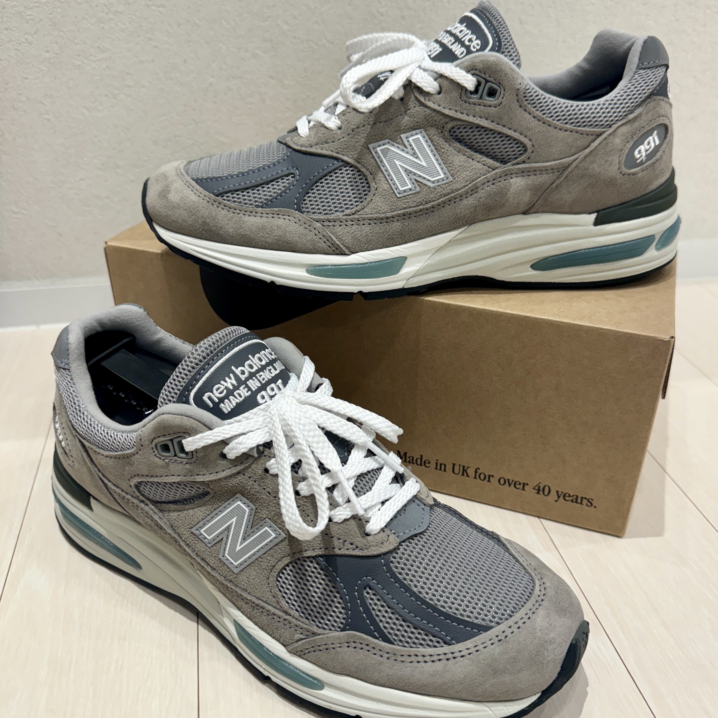 New Balance 991v2 Made in UK Rock Ridge Alloy Silver 착용 스타일