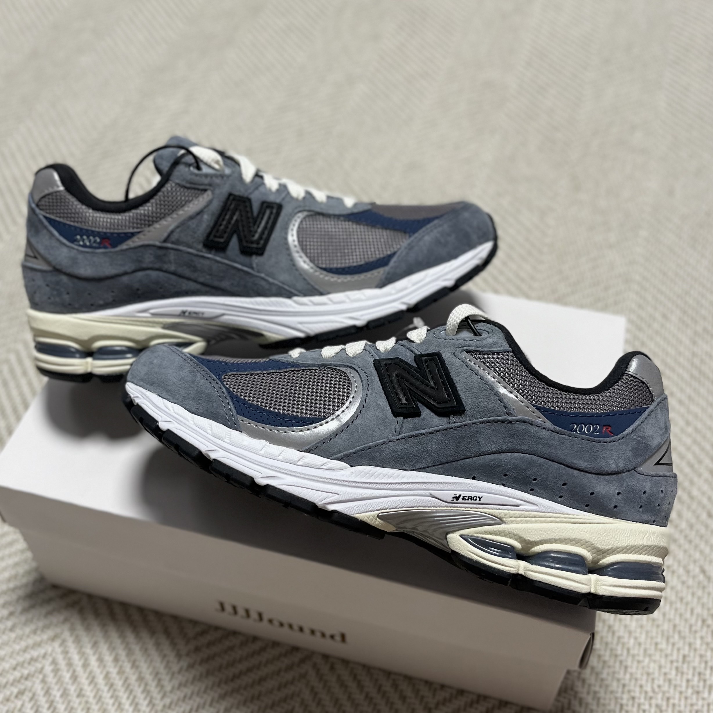 New Balance x JJJJound 2002R Storm Blue 착용 스타일 - 2