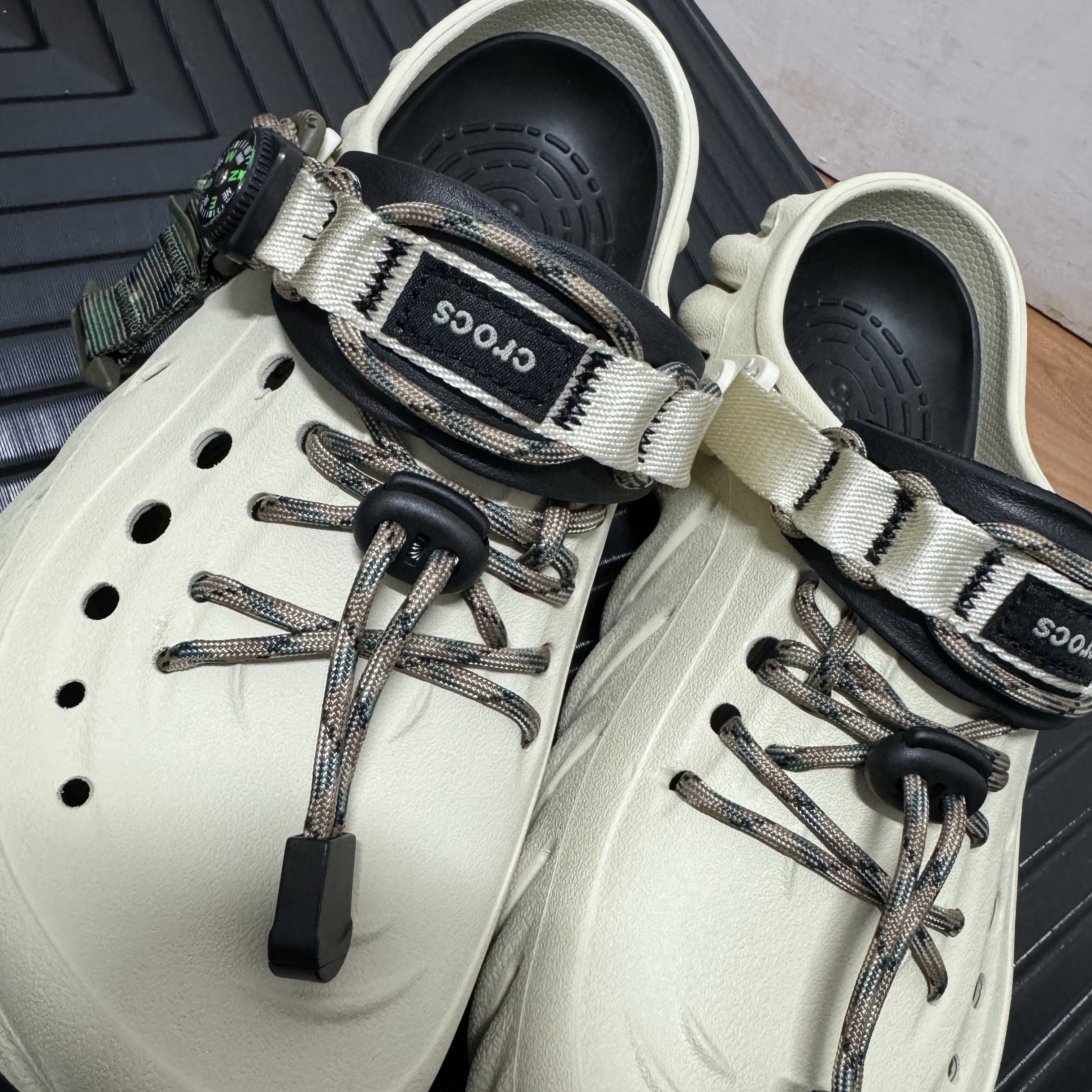 Crocs Echo Clog Bone Black 착용 스타일 - 1