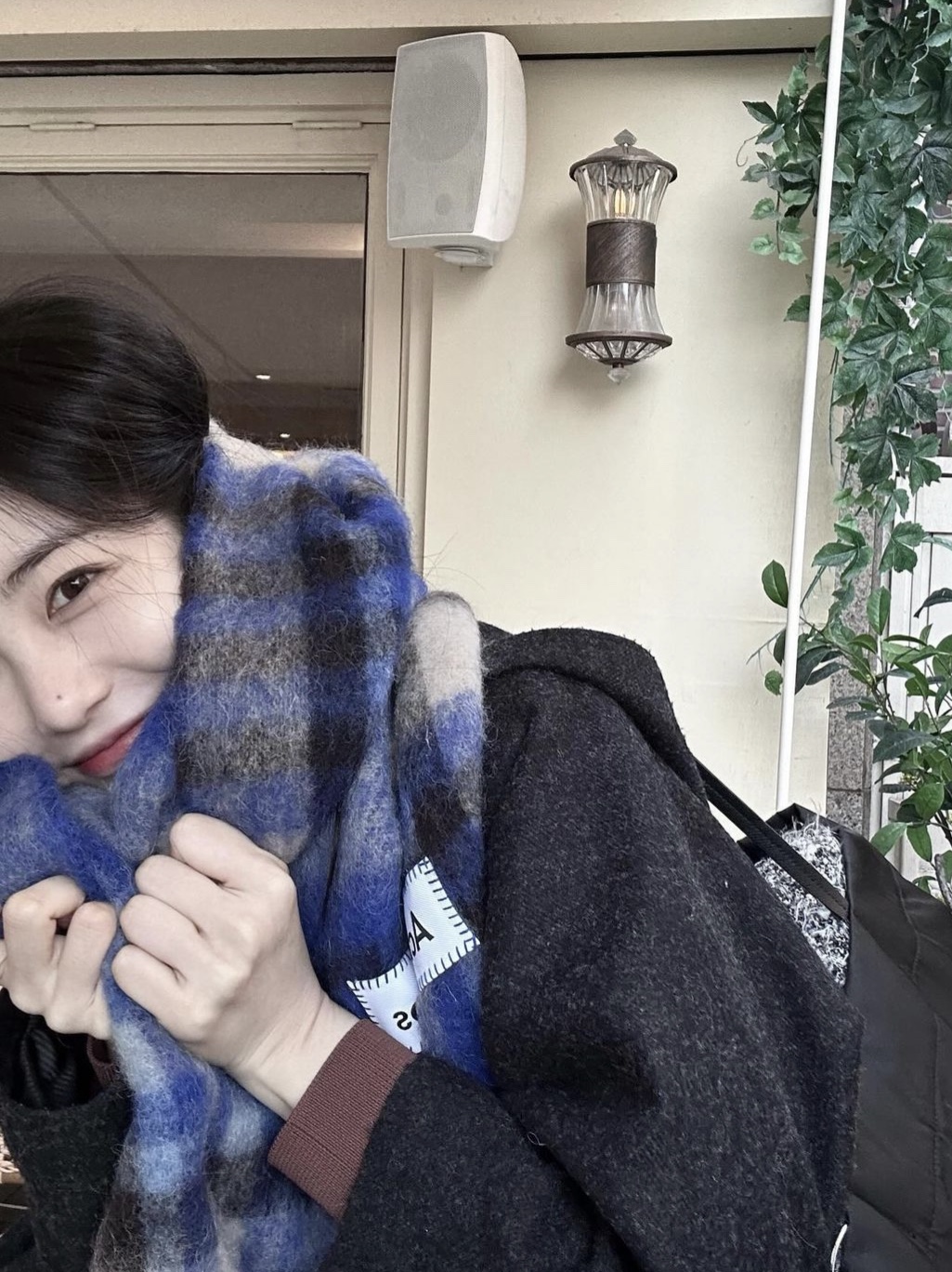 Acne Studios Mohair Check Muffler White Grey Royal Blue, Prada Re-Nylon Tote Bag Black 착용 스타일 - 2