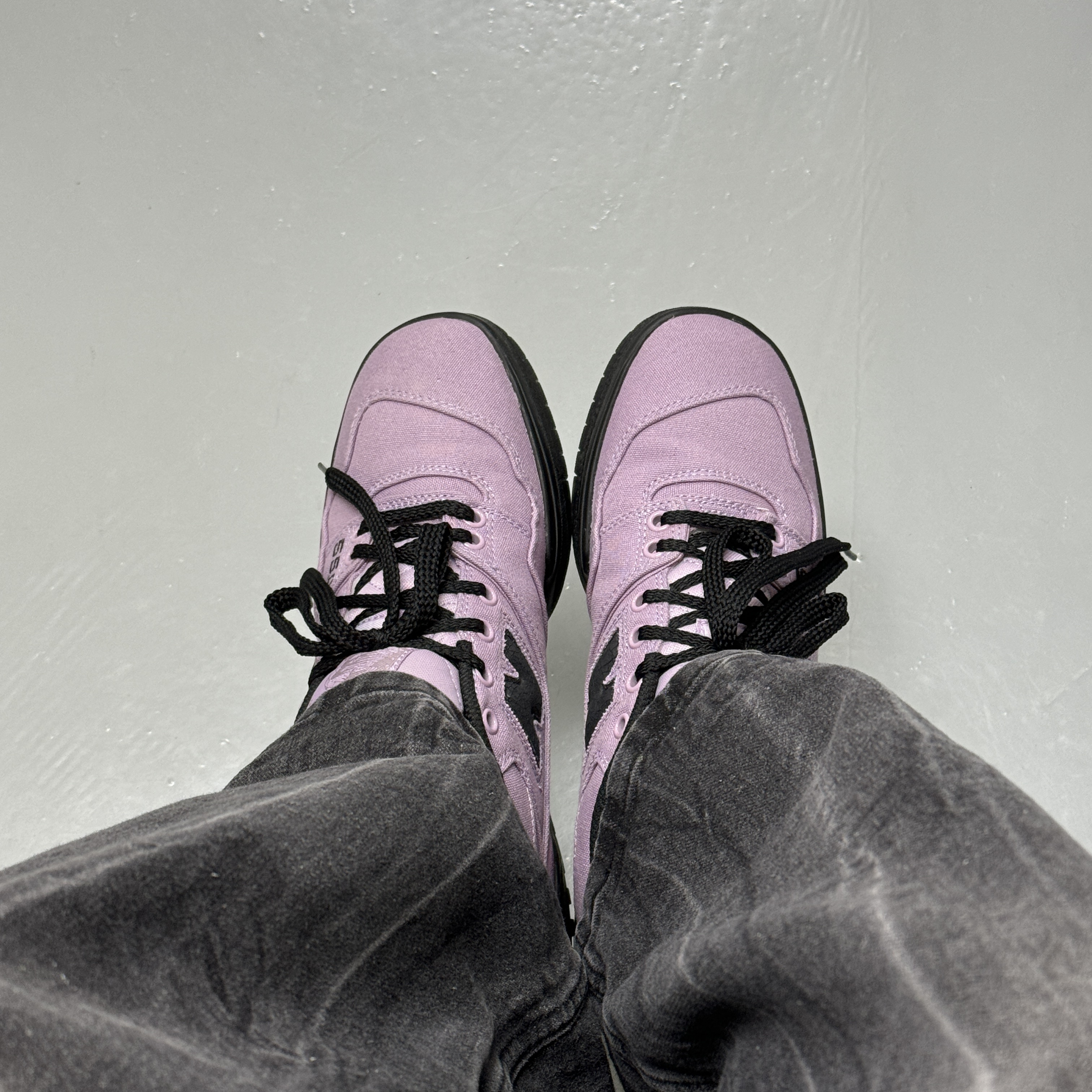 New Balance x Thisisneverthat 550 Lavender Black 착용 스타일