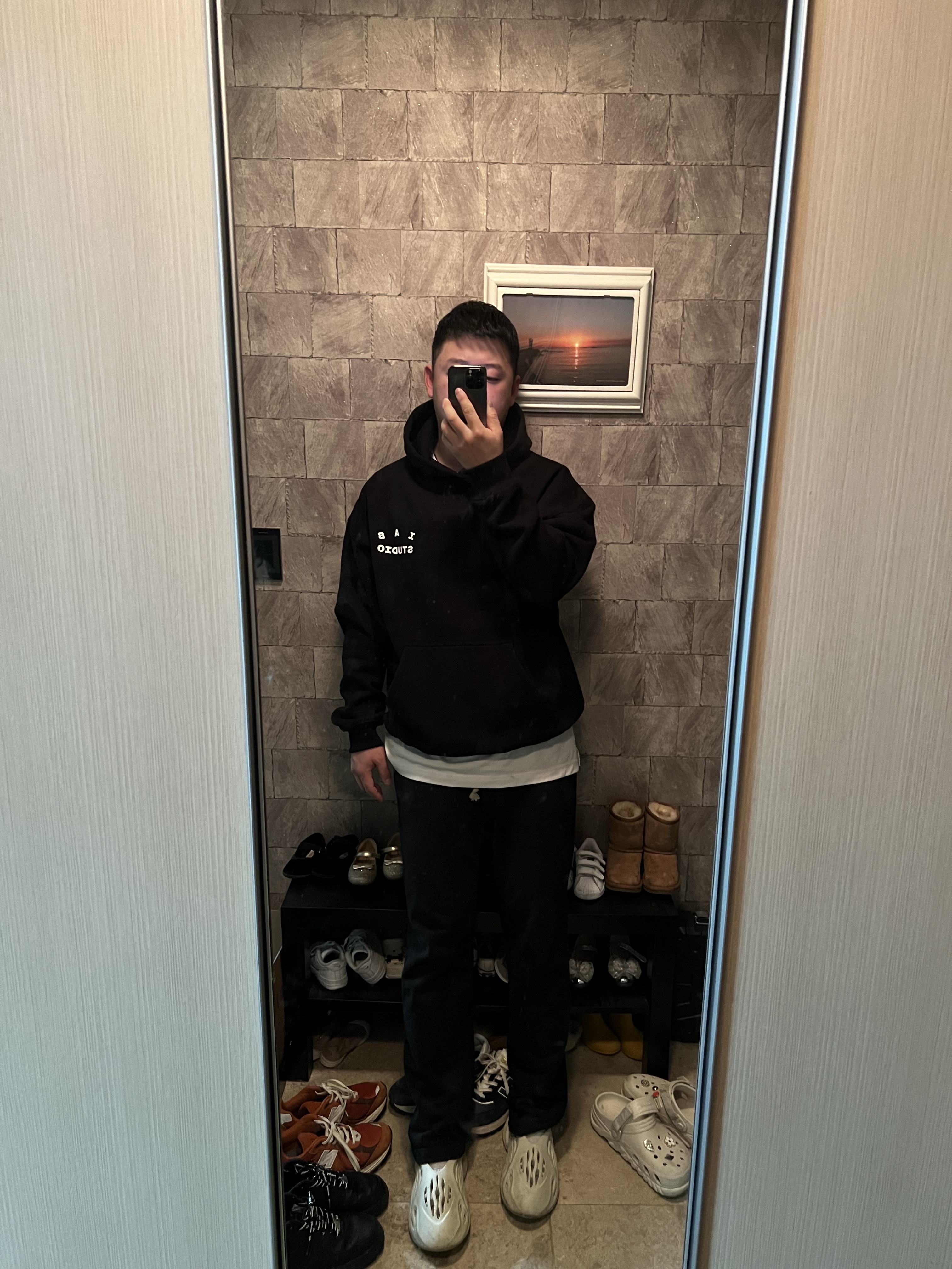 IAB Studio Hoodie Black 착용 스타일