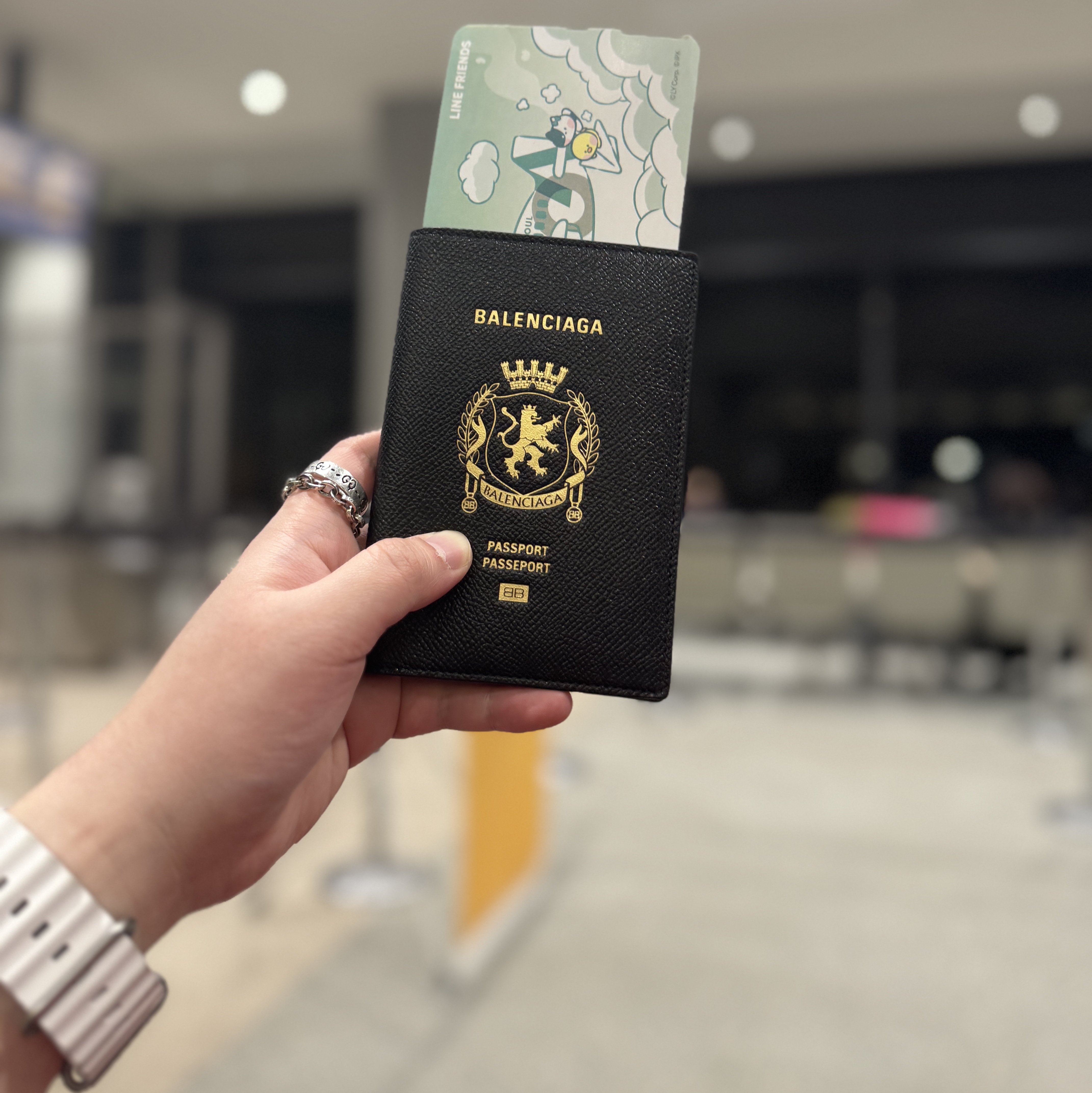 Balenciaga Passport Holder Black 착용 스타일