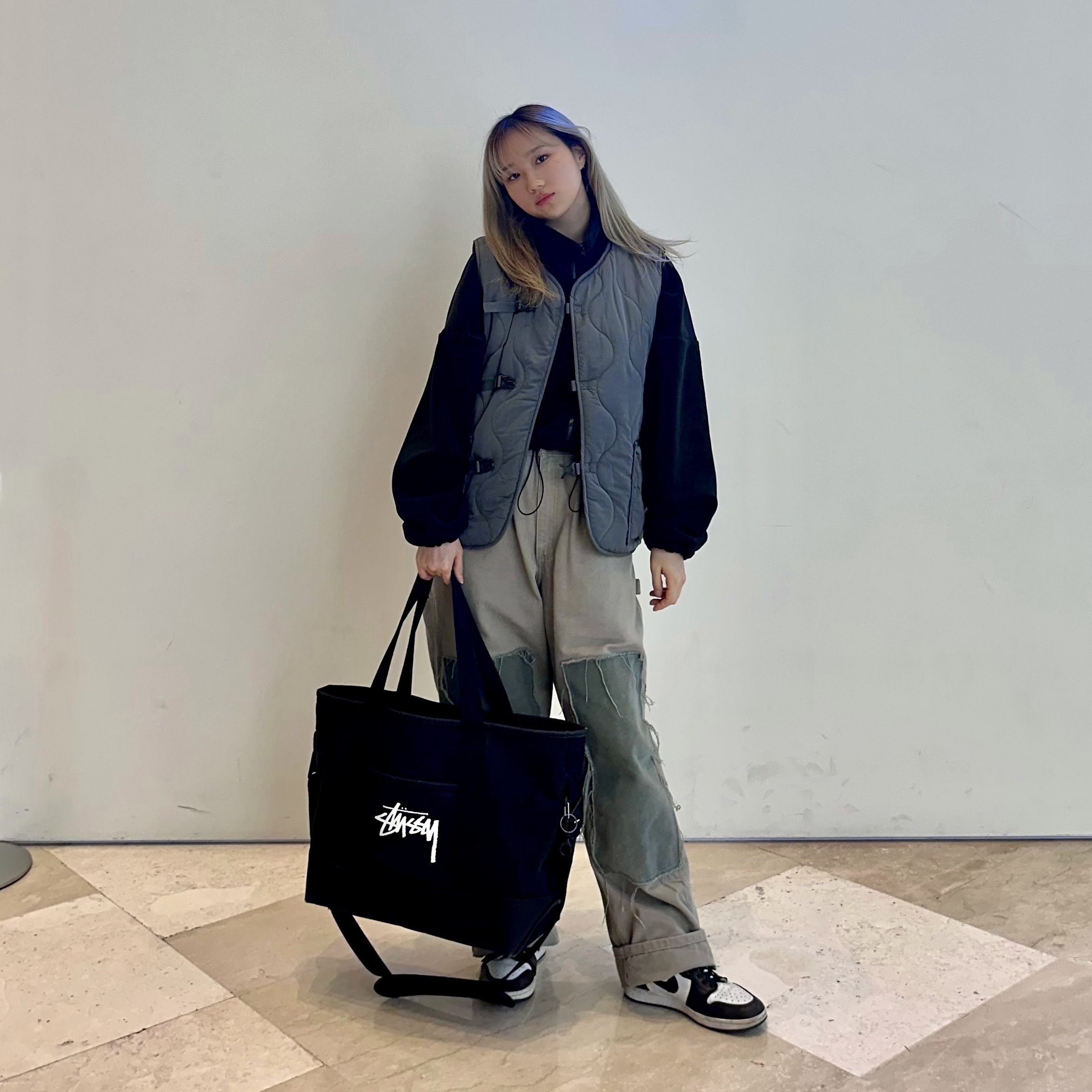 Nike x Stussy Tote Bag, Jordan 1 High 85 Black White 착용 스타일 - 1