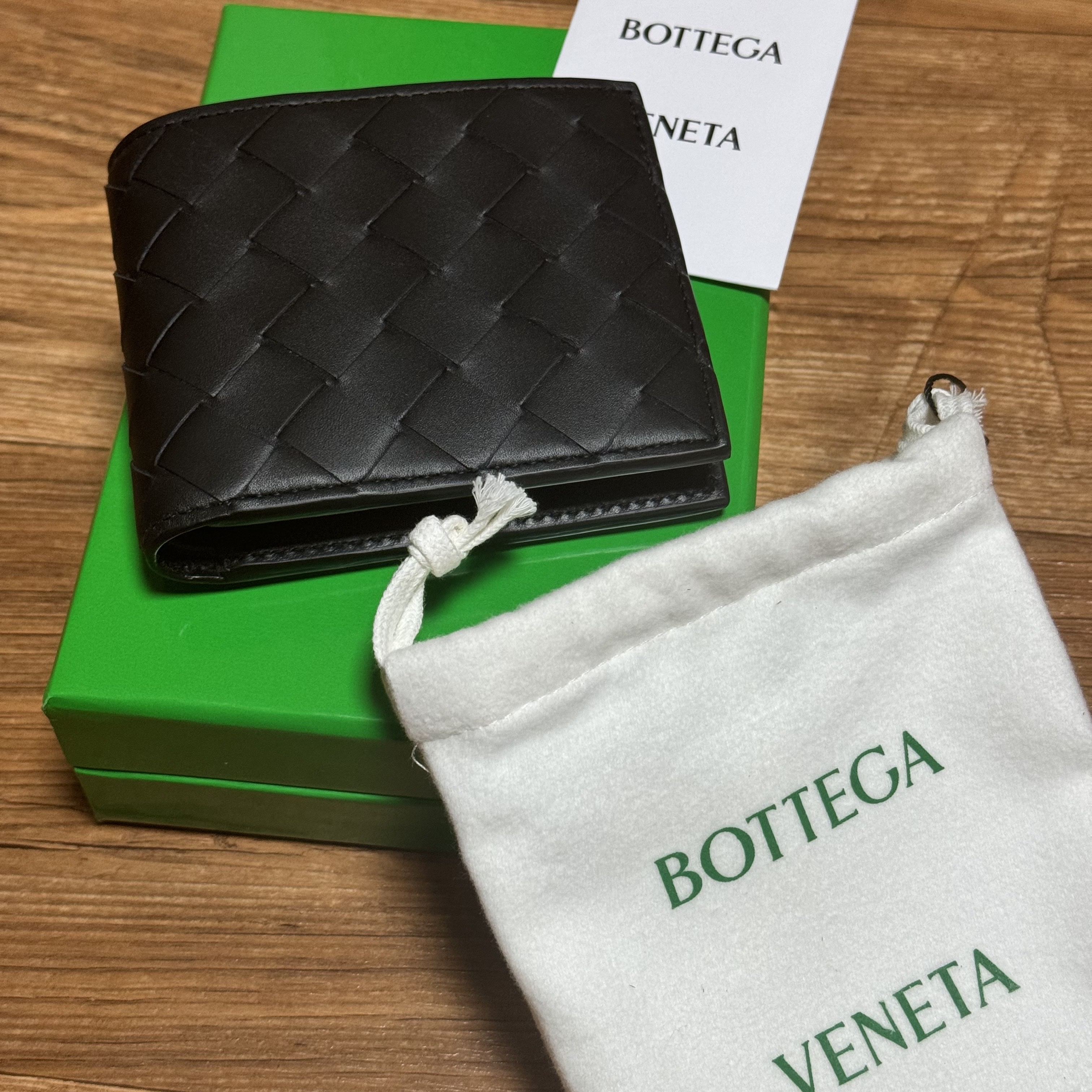 Bottega Veneta Bi-Fold Wallet Black 착용 스타일