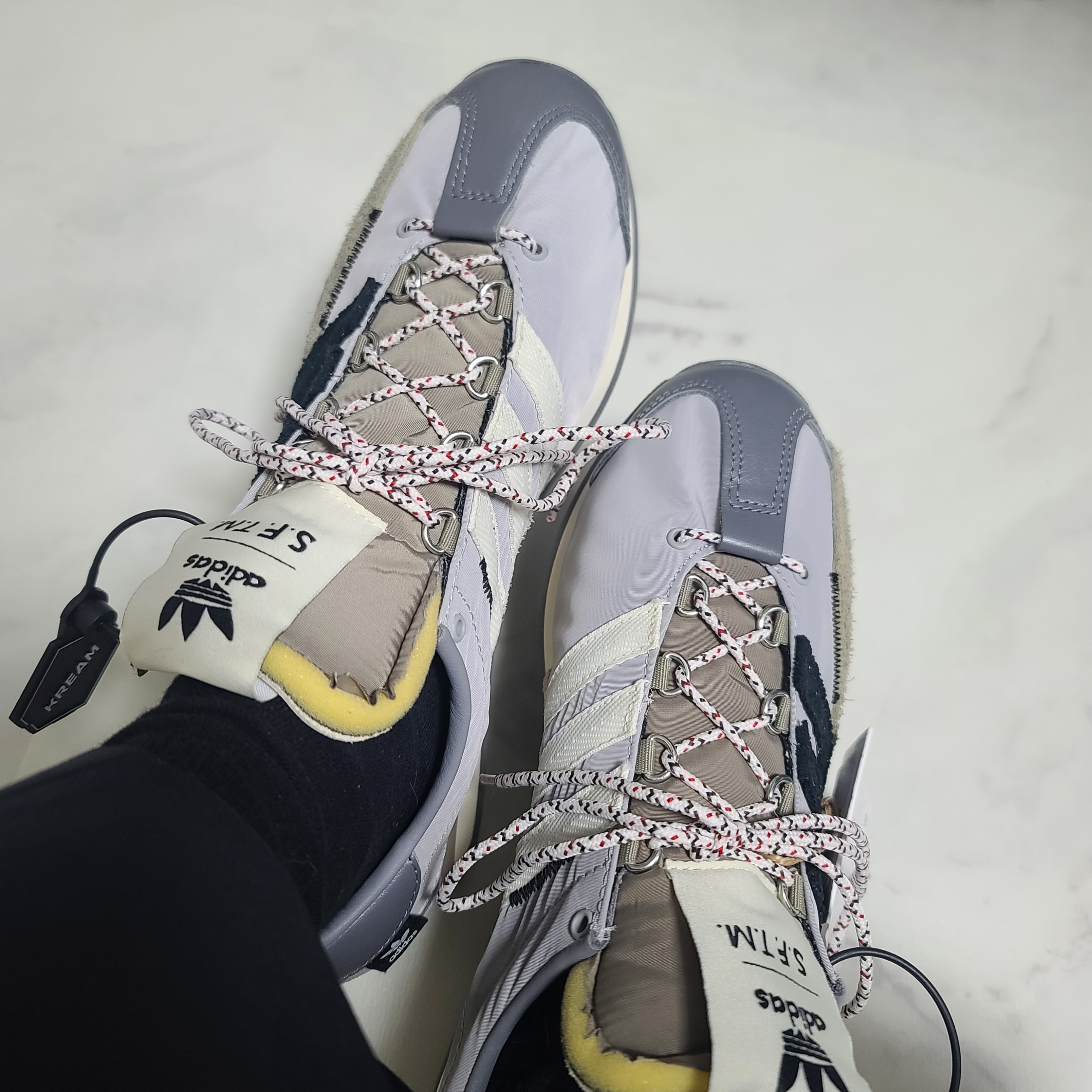 Adidas x Song for the Mute Country OG Grey Two Core Black 착용 스타일