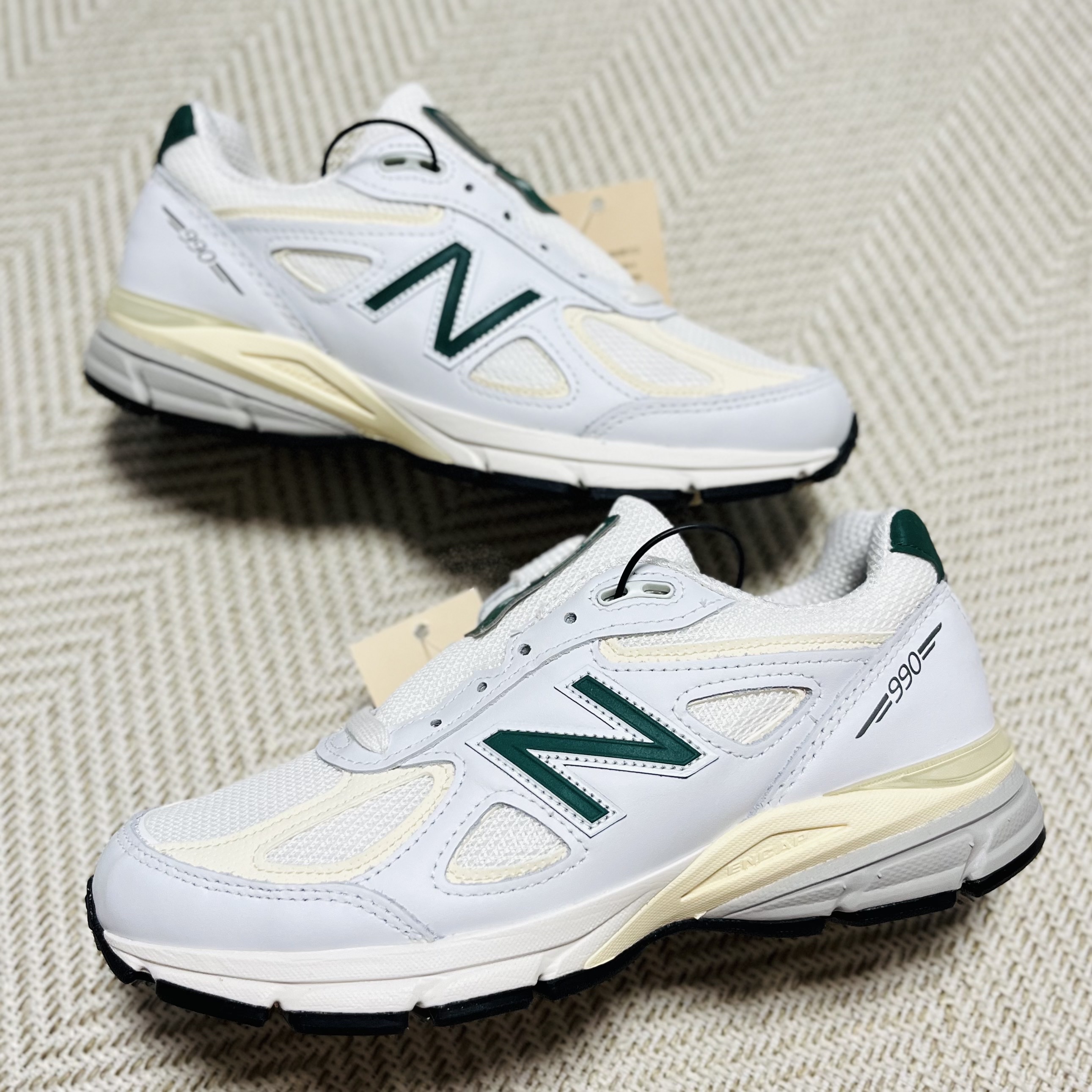 New Balance 990v4 Made in USA White Green 착용 스타일 - 1